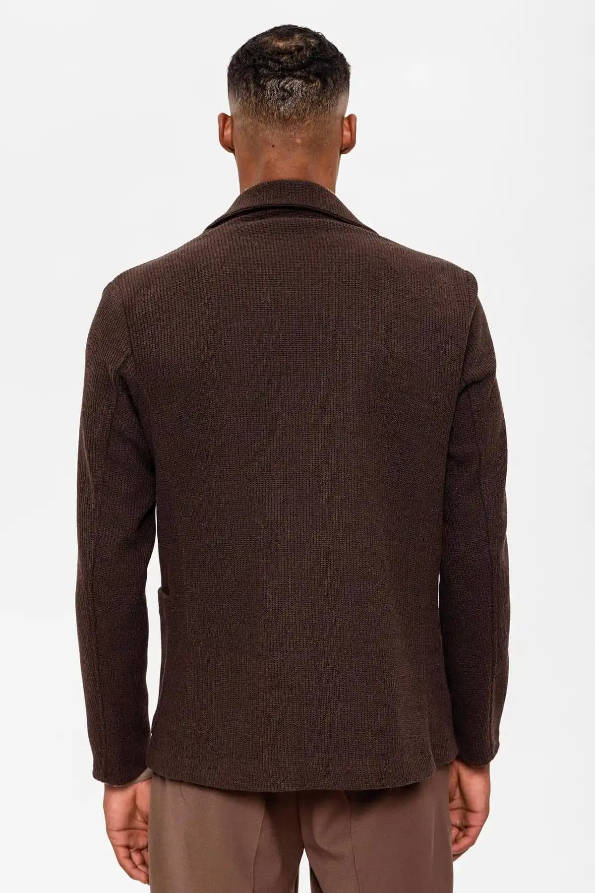 Orgu Ceketlerle Zamansız Şıklık ve Çok Yönlü Moda Trendleri 2024