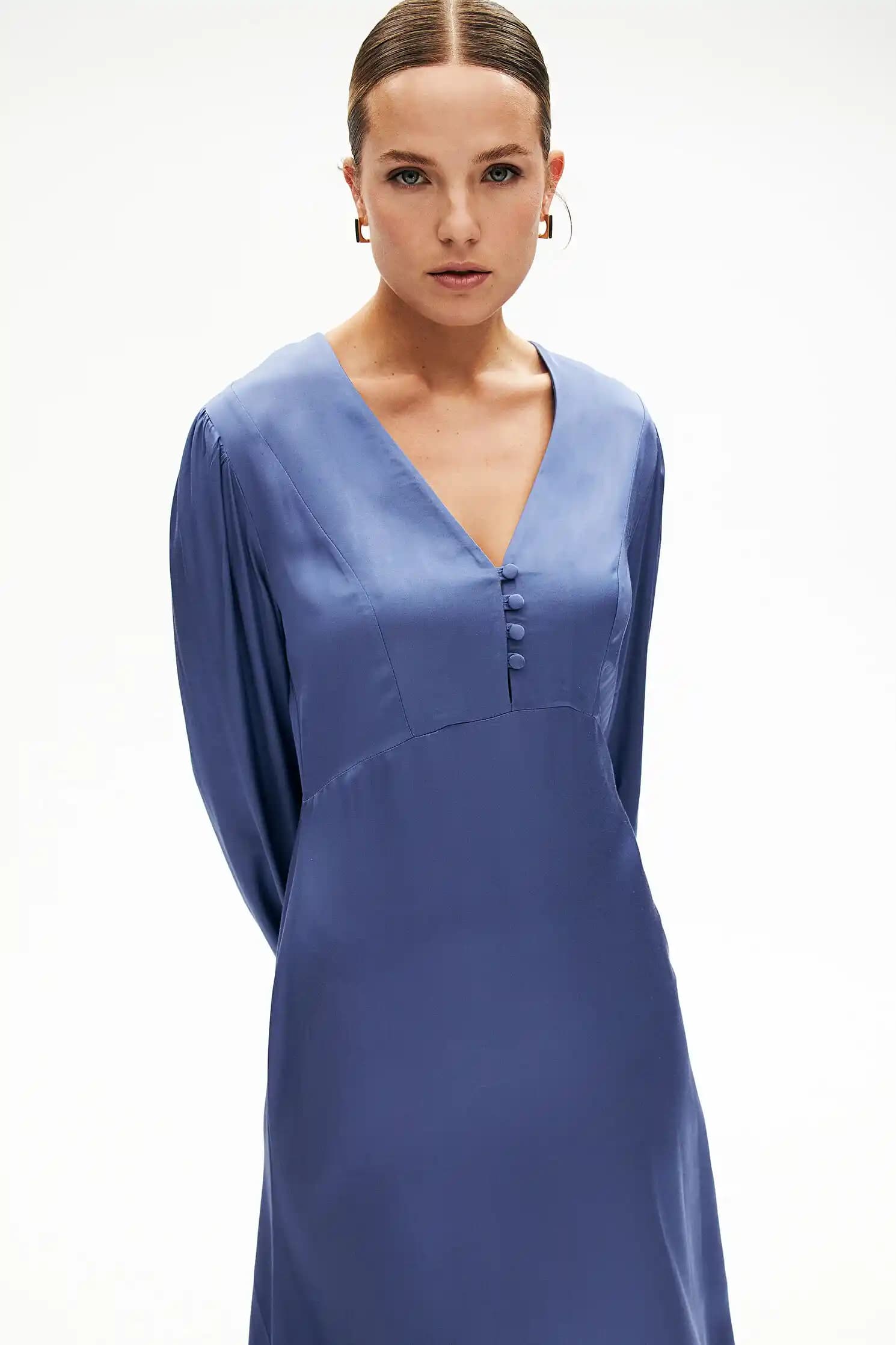 Outlet Elbise Modasında Uygun Fiyatlı Şıklık ve Trendler Analizi