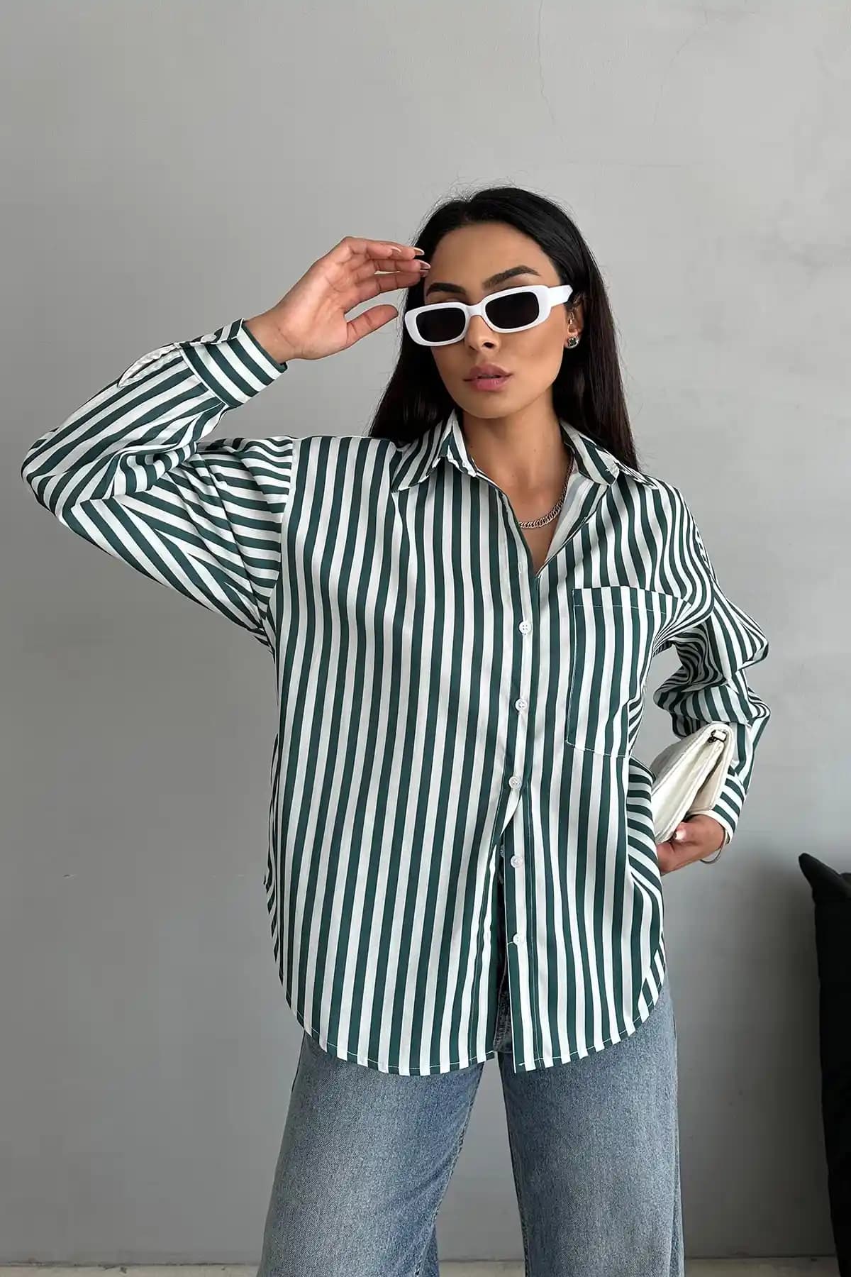 Oversize Çizgili Gömlekler: Moda Trendleri ve Kombinasyon İpuçları