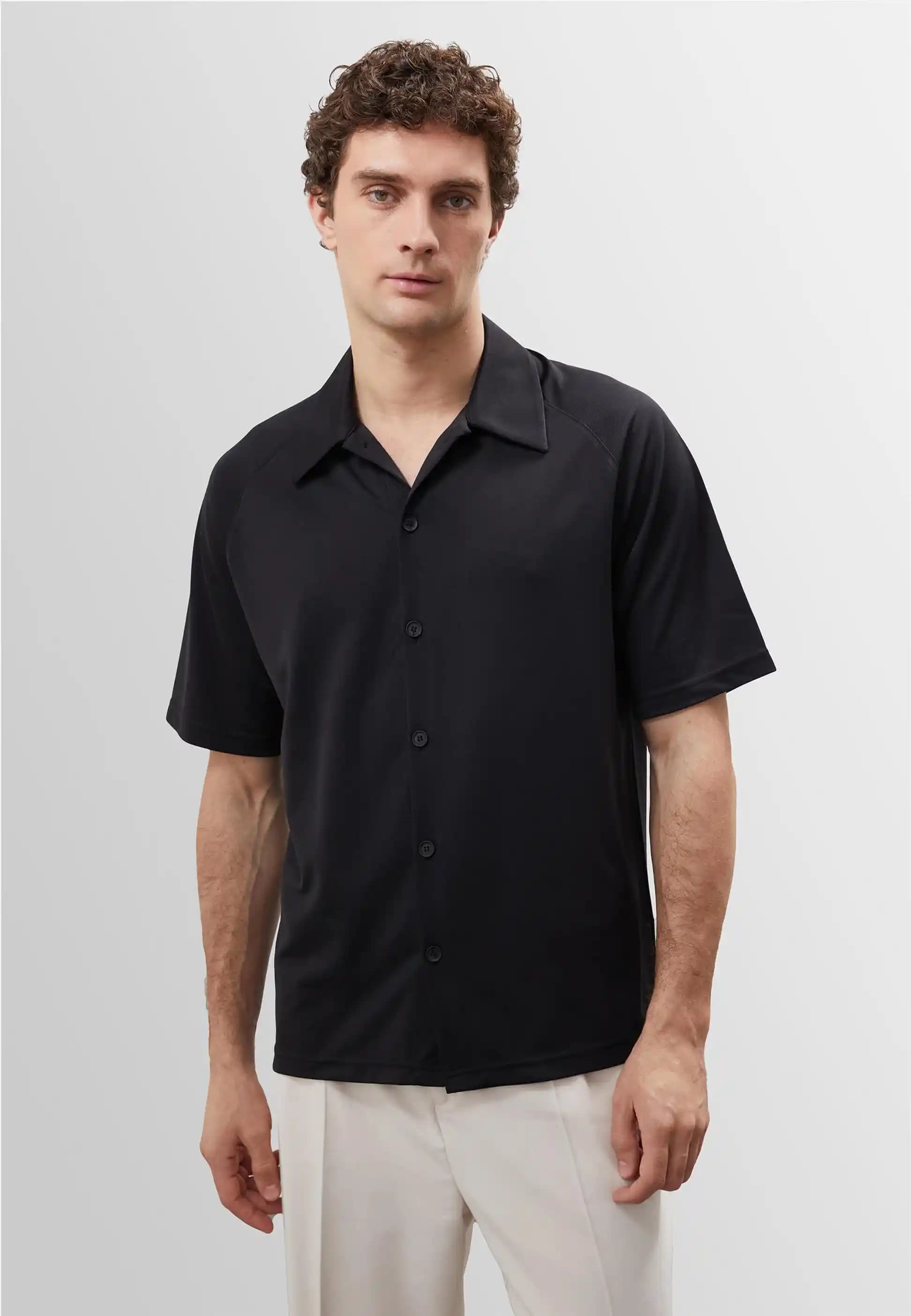 Oversize Siyah Kısa Kollu Gömlek: Moda Trendleri ve Stil İpuçlarıyla Şıklık