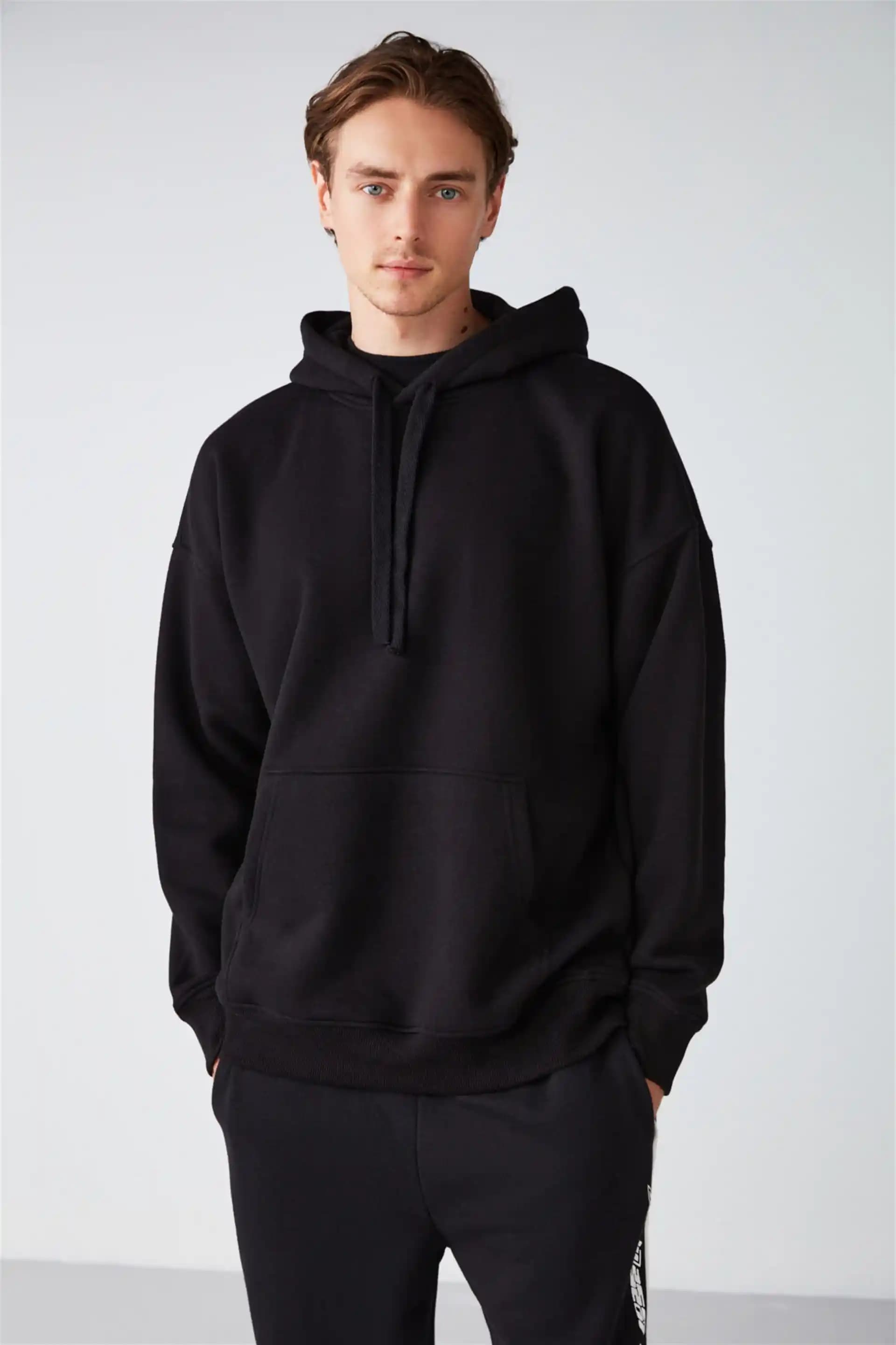 Oversize Siyah Sweatshirt Modada Rahatlık ve Şıklığın Vazgeçilmez Parçası