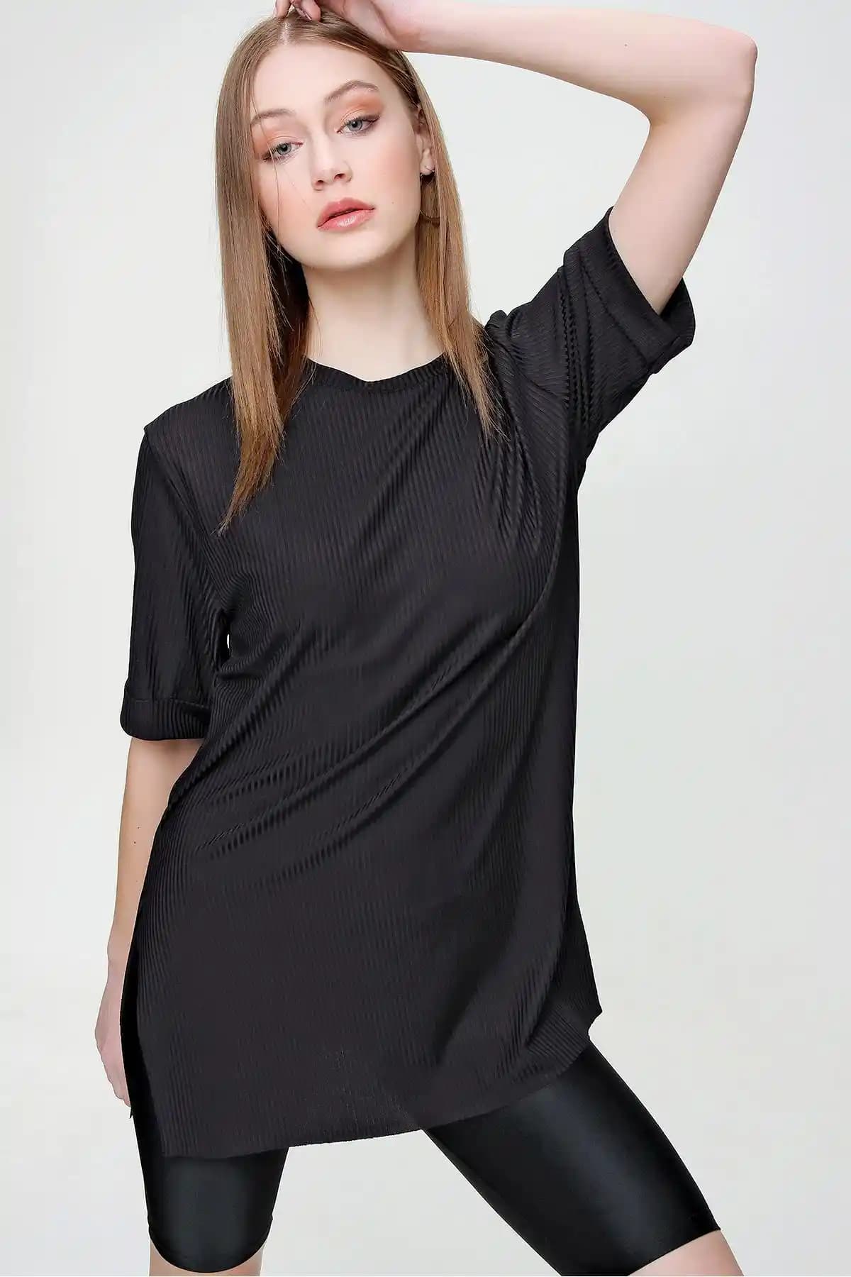 Oversize Uzun Tişörtler: Rahatlık ve Şıklığın Modern Moda Trendleri