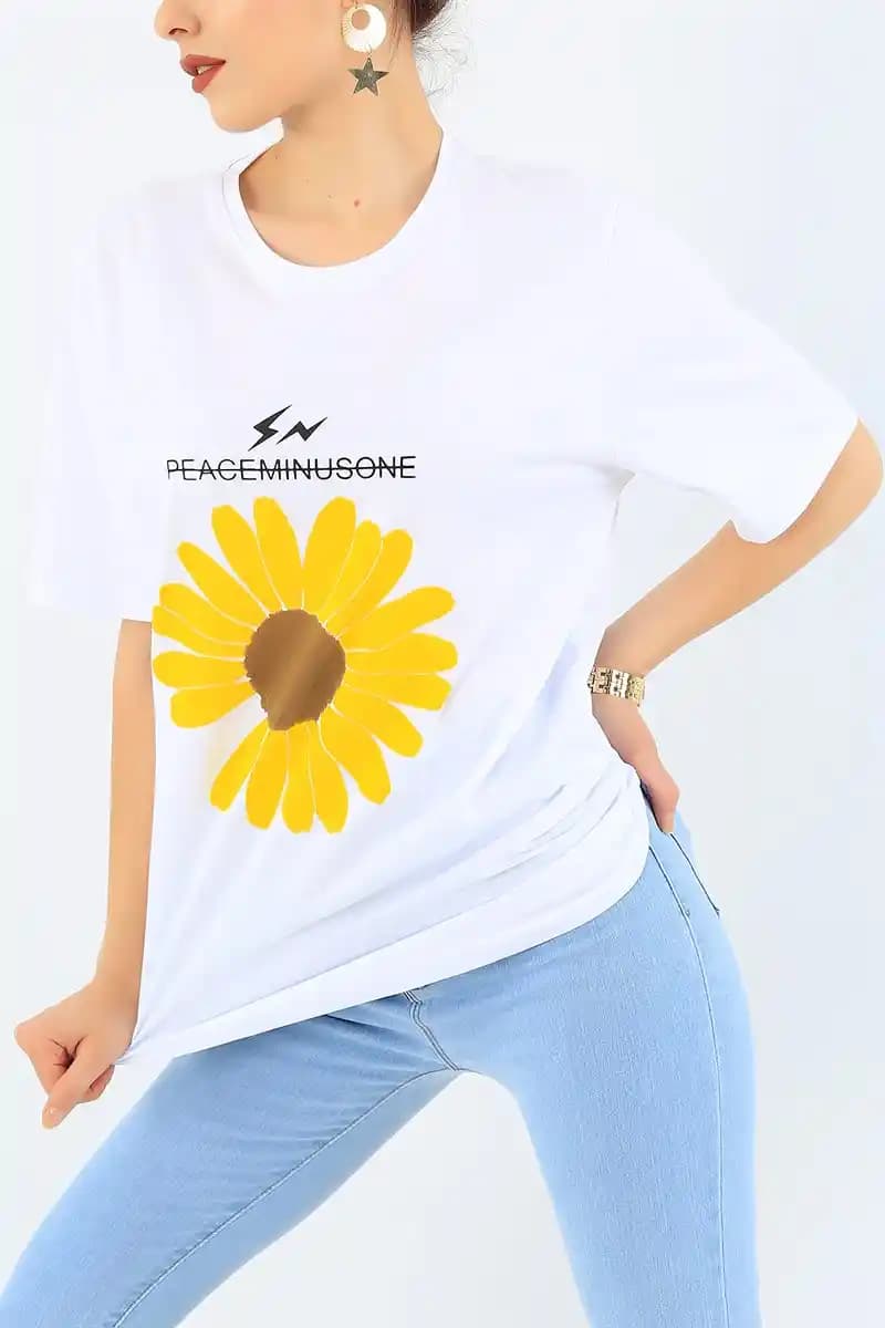 Papatya Desenli Tişörtler Moda Dünyasında Doğadan İlham Alan Zarafet ve Rahatlık