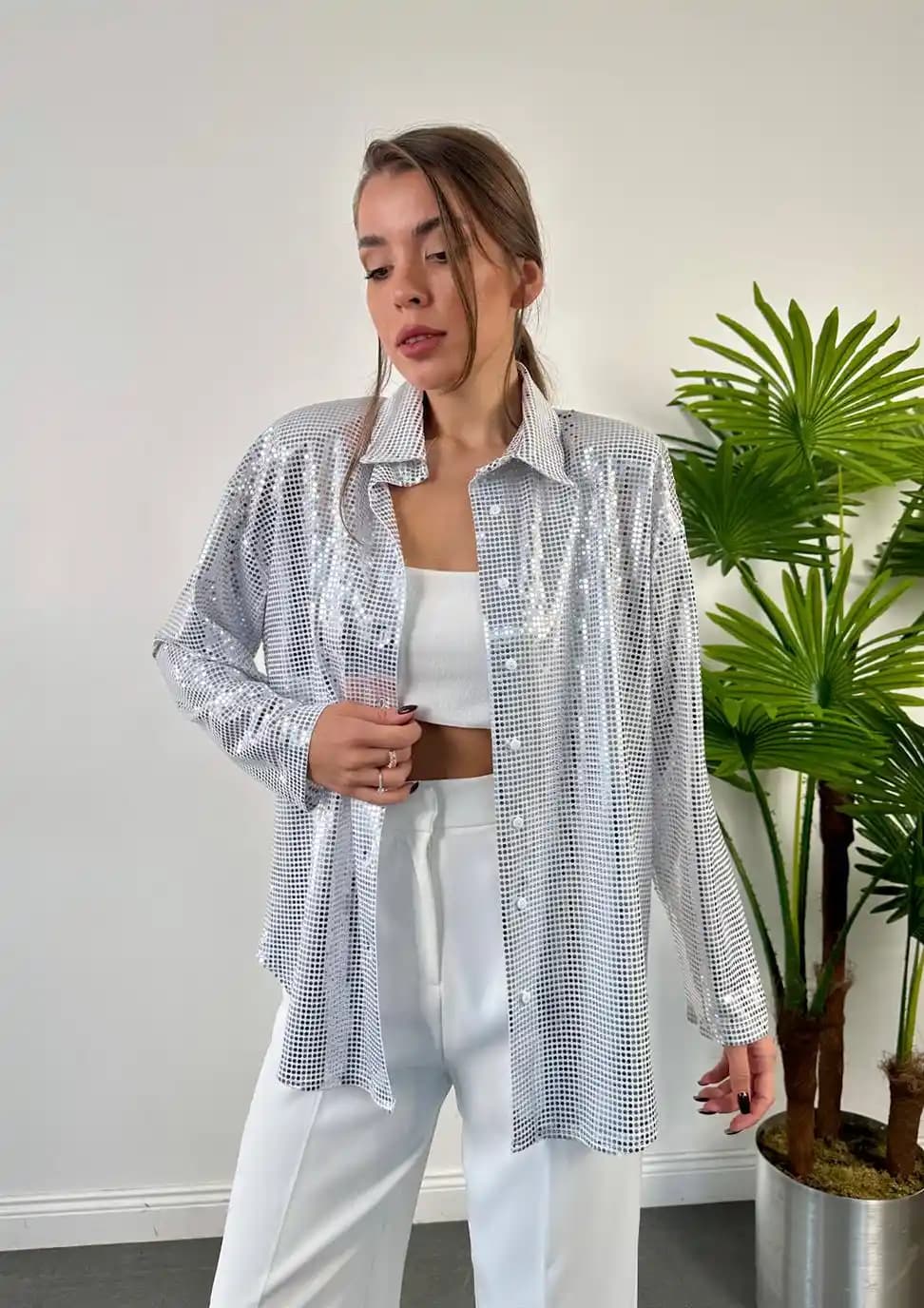 Parlak Beyaz Gömlekler: Zamansız Şıklık ve Moda Dünyasında Modern Kullanım Rehberi