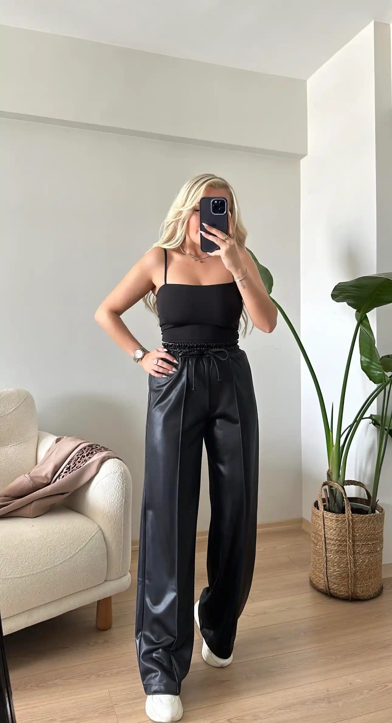 Parlak Kumaş Pantolonlar: Moda Dünyasında Cesur ve Şık Bir Trend Analizi