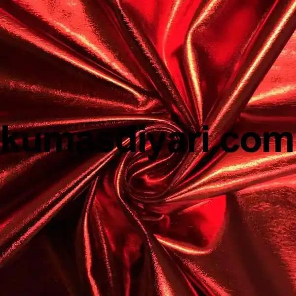 Parlak Kumaşlar ve Moda Trendleri: Işıltılı Detaylarla Şıklık Yaratın