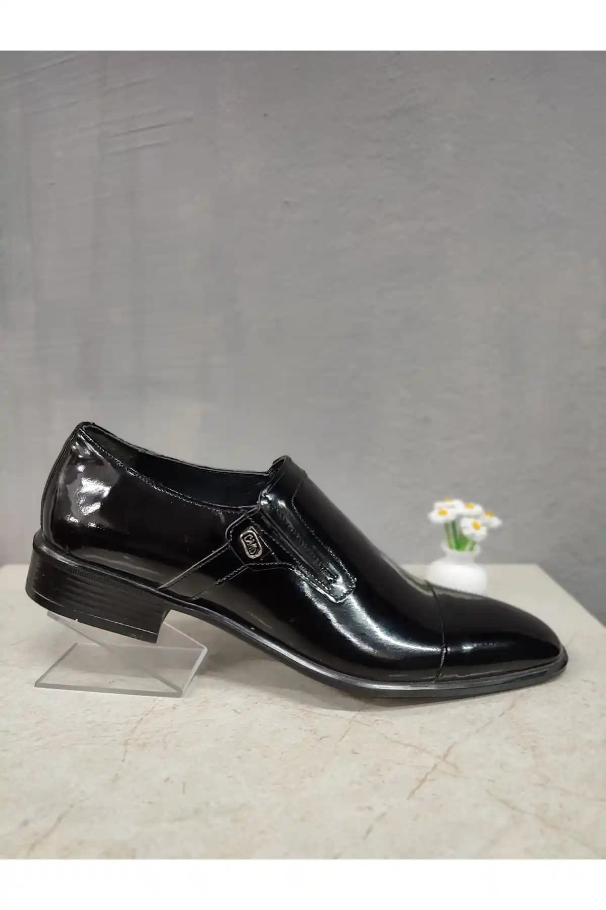 Parlak Kundura Ayakkabılar: Moda Dünyasında Şıklık ve Trend Yaratıcı Tasarımlar