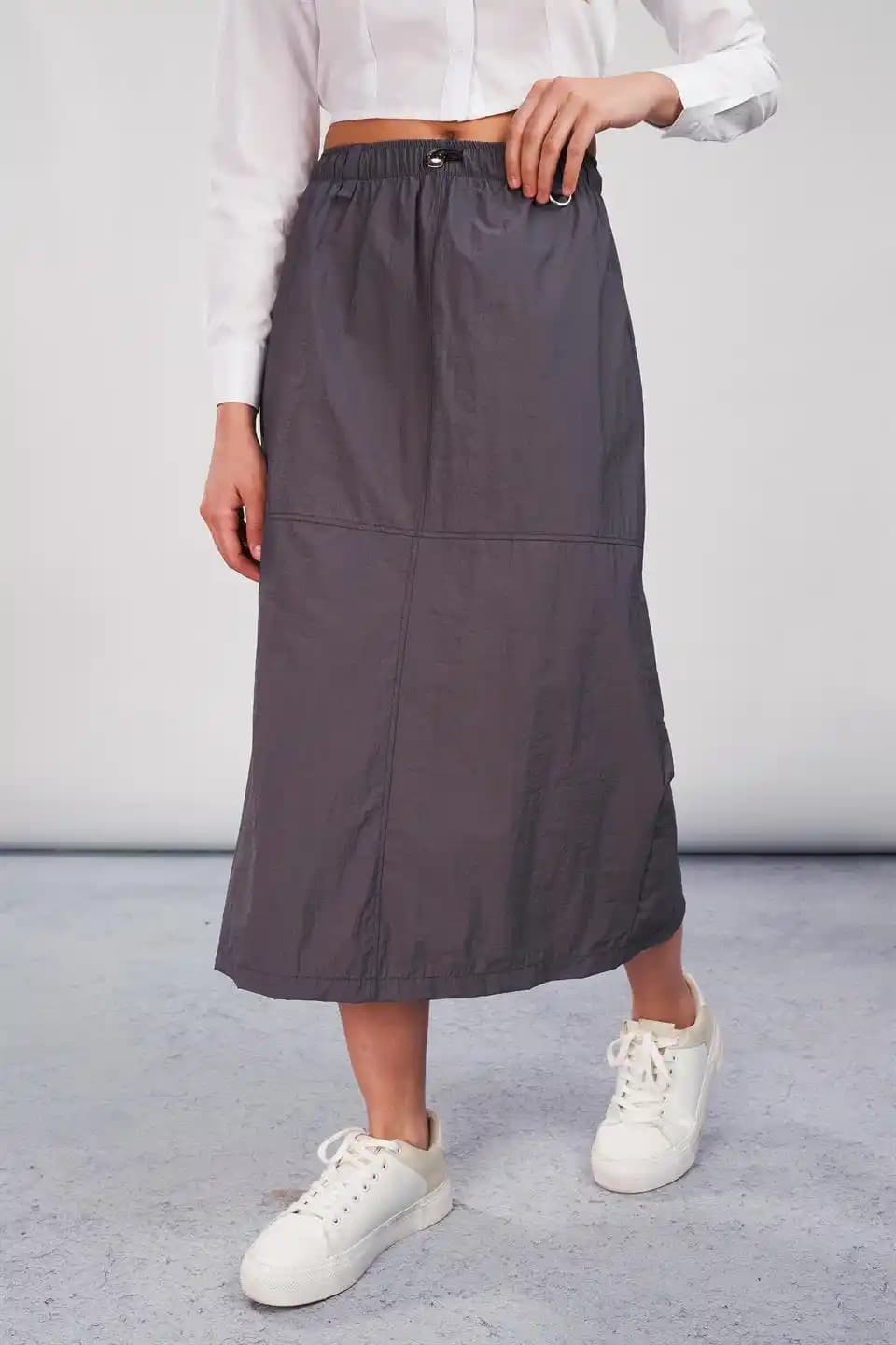 Parşüt Kumaş Etekler: Hafiflik ve Şıklığın Modern Moda İle Buluşması