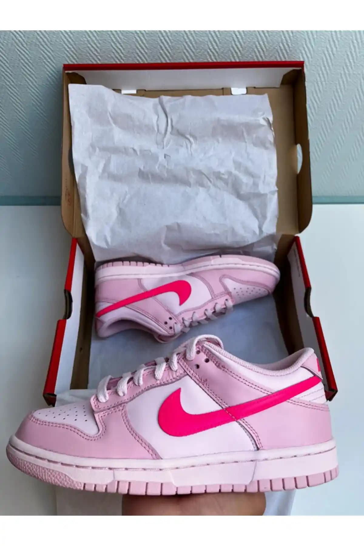 Pembe Dunk Low Modada Renklerin Gücü ve Stil İfadesi Üzerine Analiz