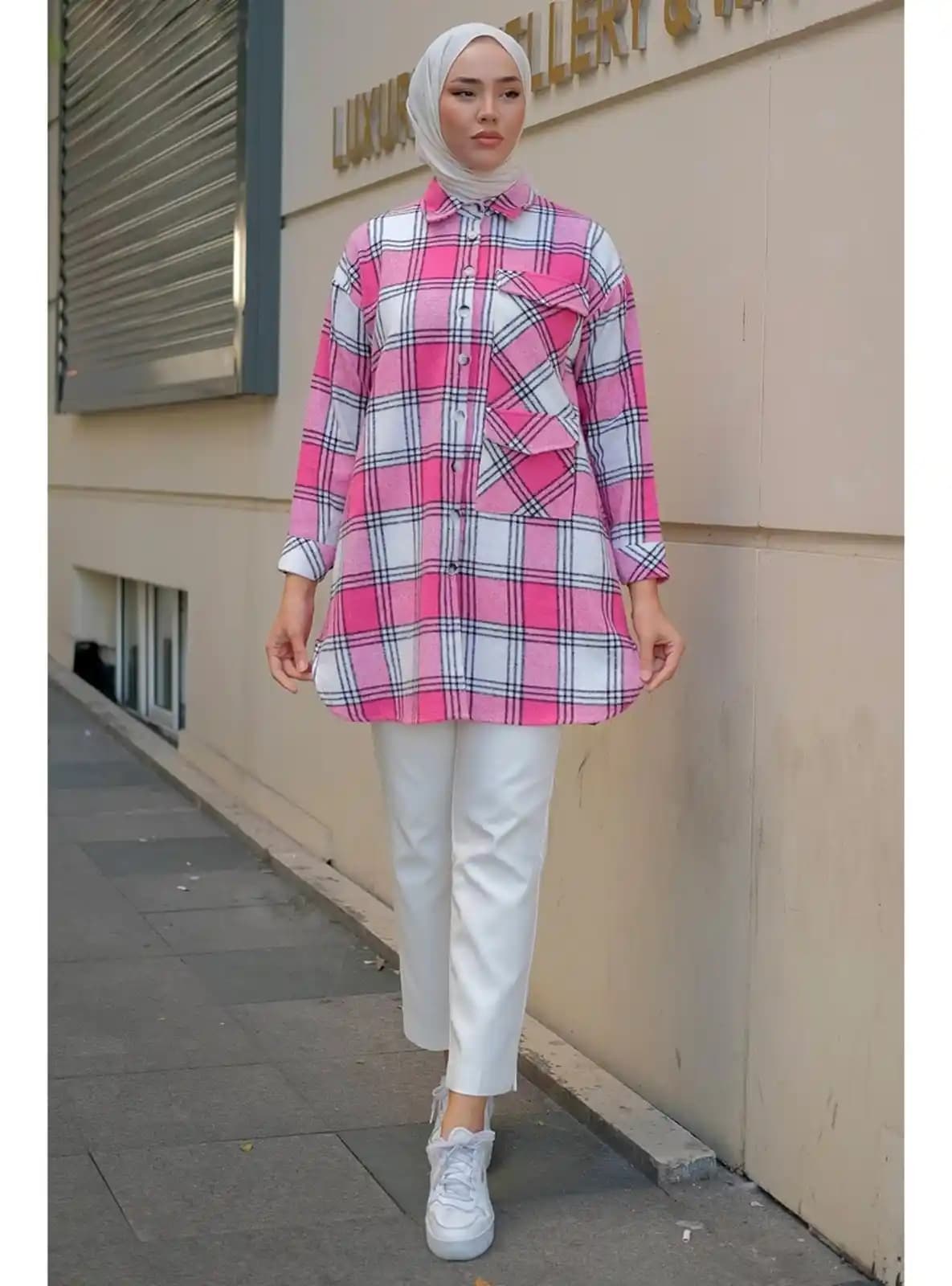 Pembe Oduncu Gömlek Modada Renkli ve Şık Bir Trend Olarak Öne Çıkıyor