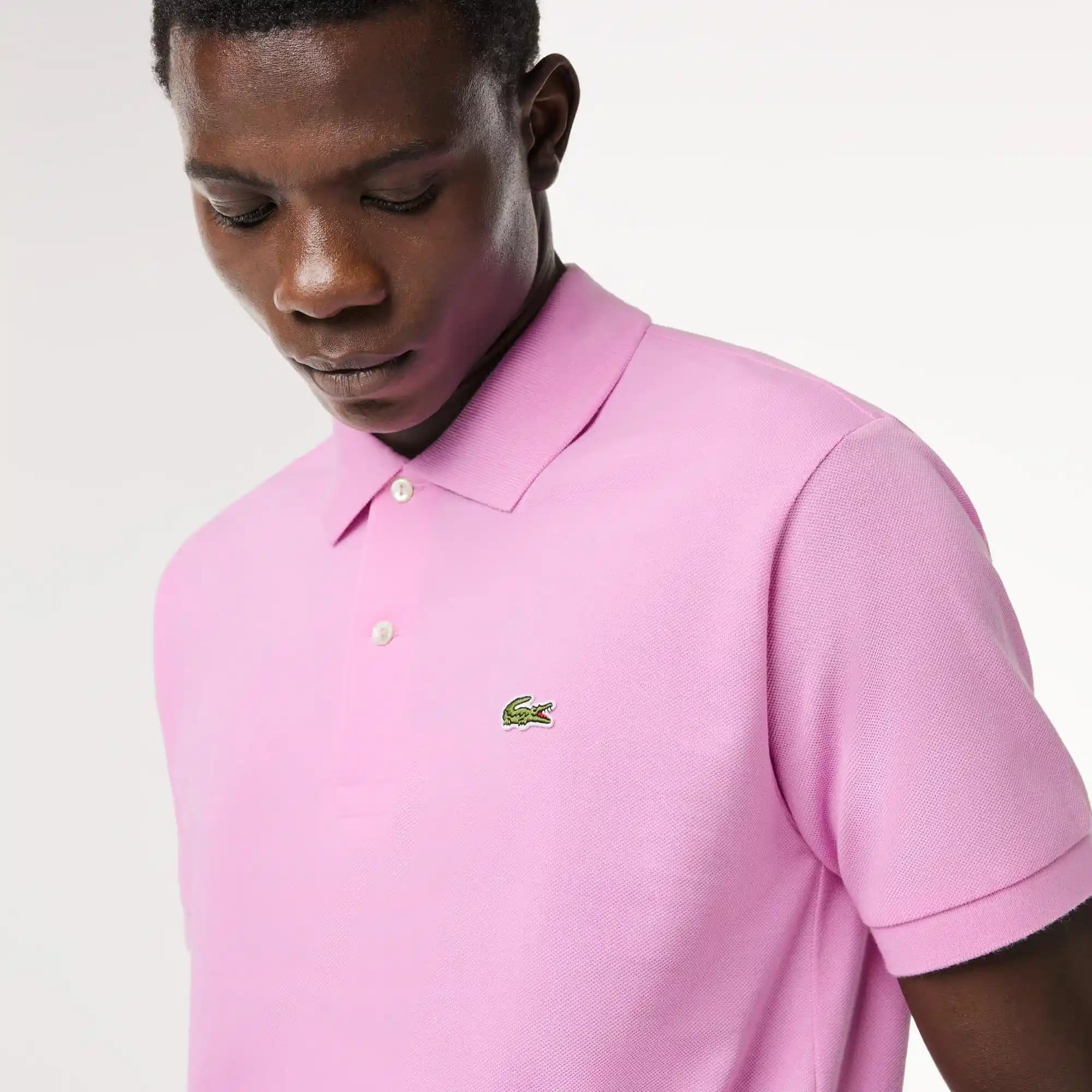 Pembe Polo Gömleklerin Moda Dünyasındaki Yeri ve Güncel Trendler Analizi