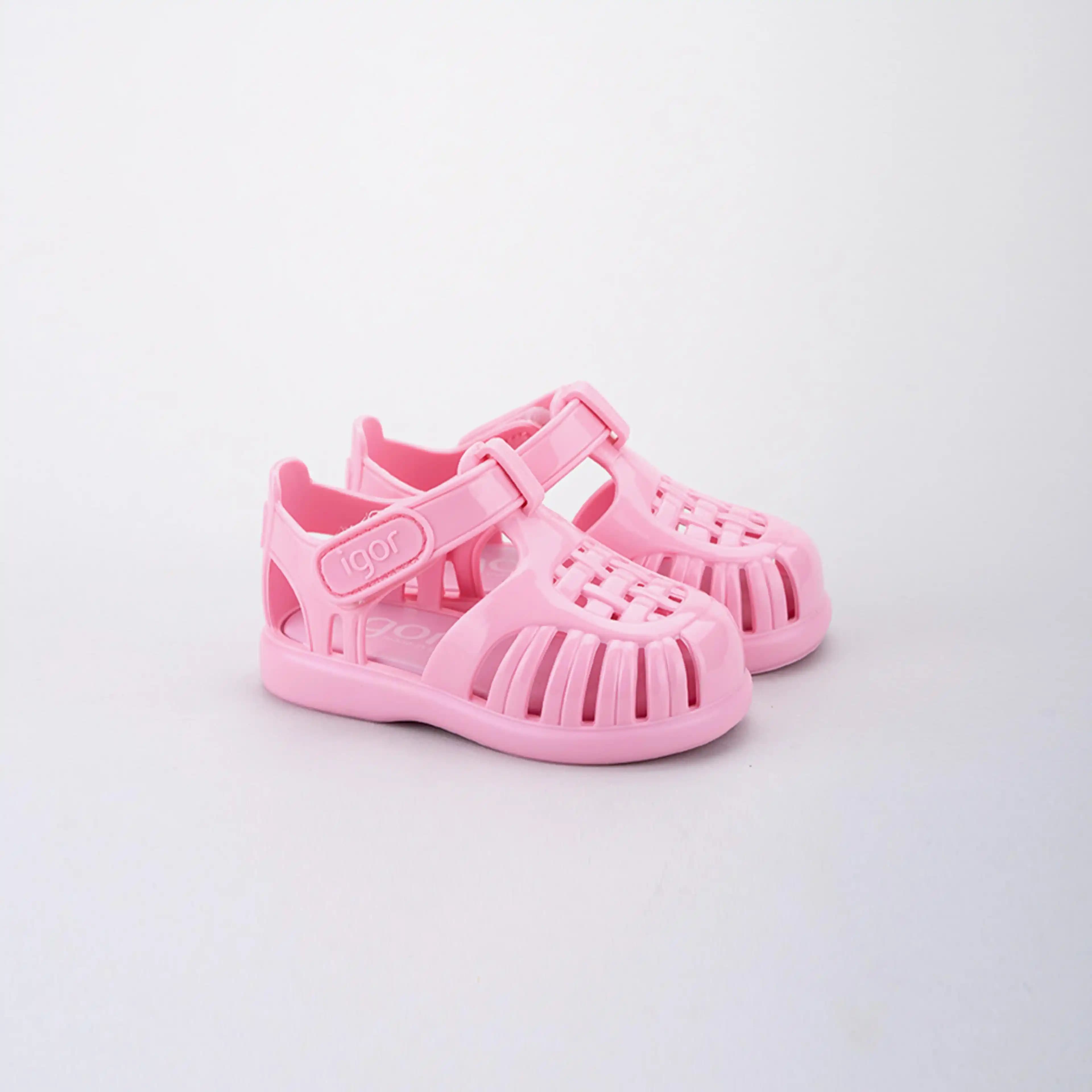 Pembe Sandaletlerle Moda Dünyasında Kendine Özgü Bir İz Bırakın