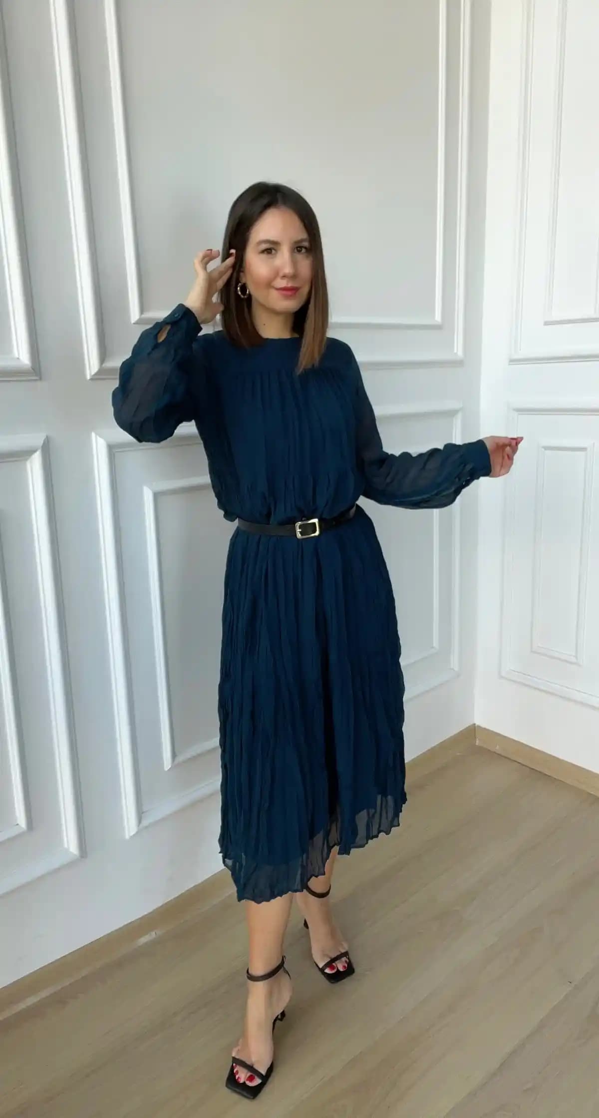 Petrol Mavisi Elbise Kombinleri ve Stil İpuçlarıyla Şıklığı Yakalayın