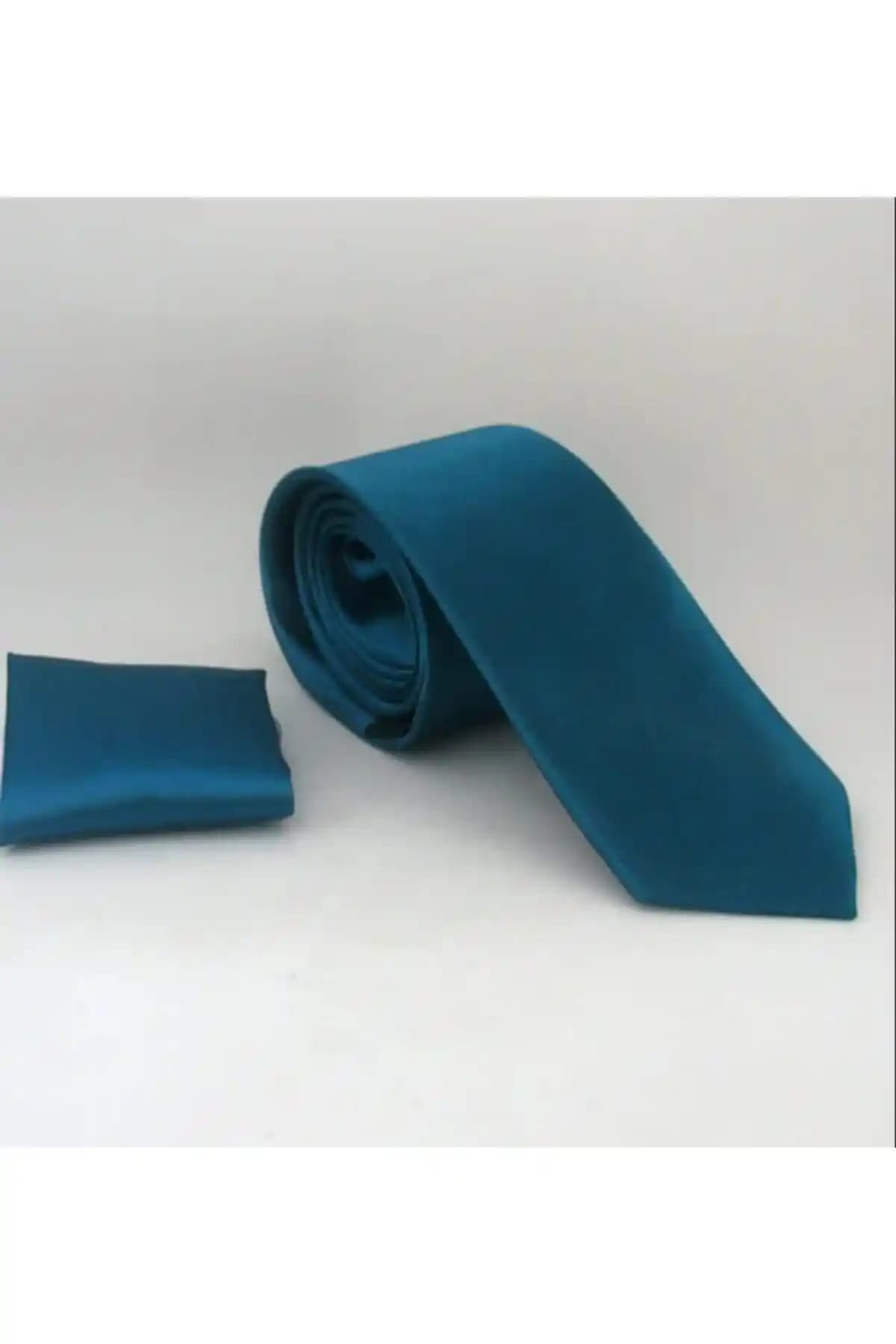 Petrol Mavisi Kravat: Erkek Modasında Şıklık ve Özgünlüğün Simgesi