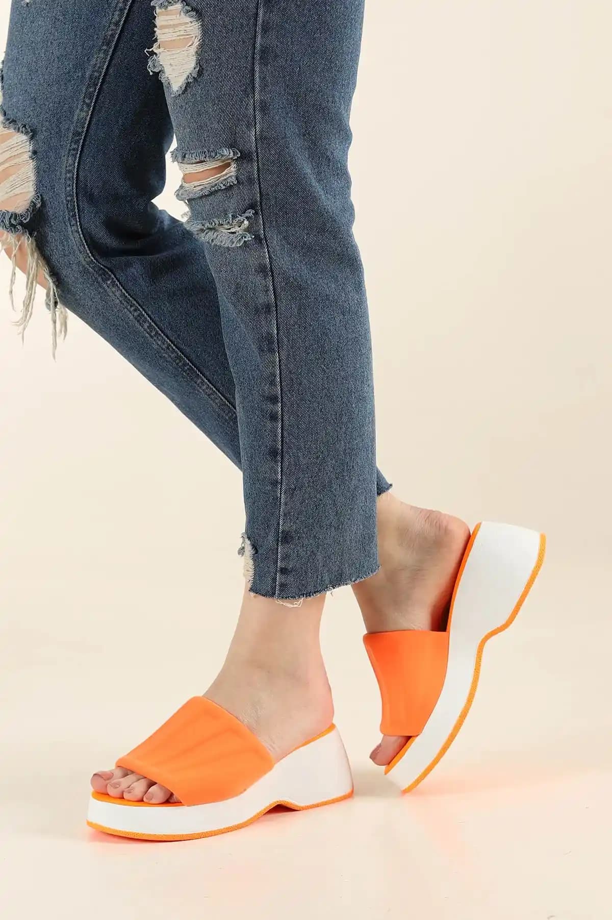 Platform terlik modelleri: Moda dünyasında yüksekliği ve şıklığı yakalayan tasarımlar