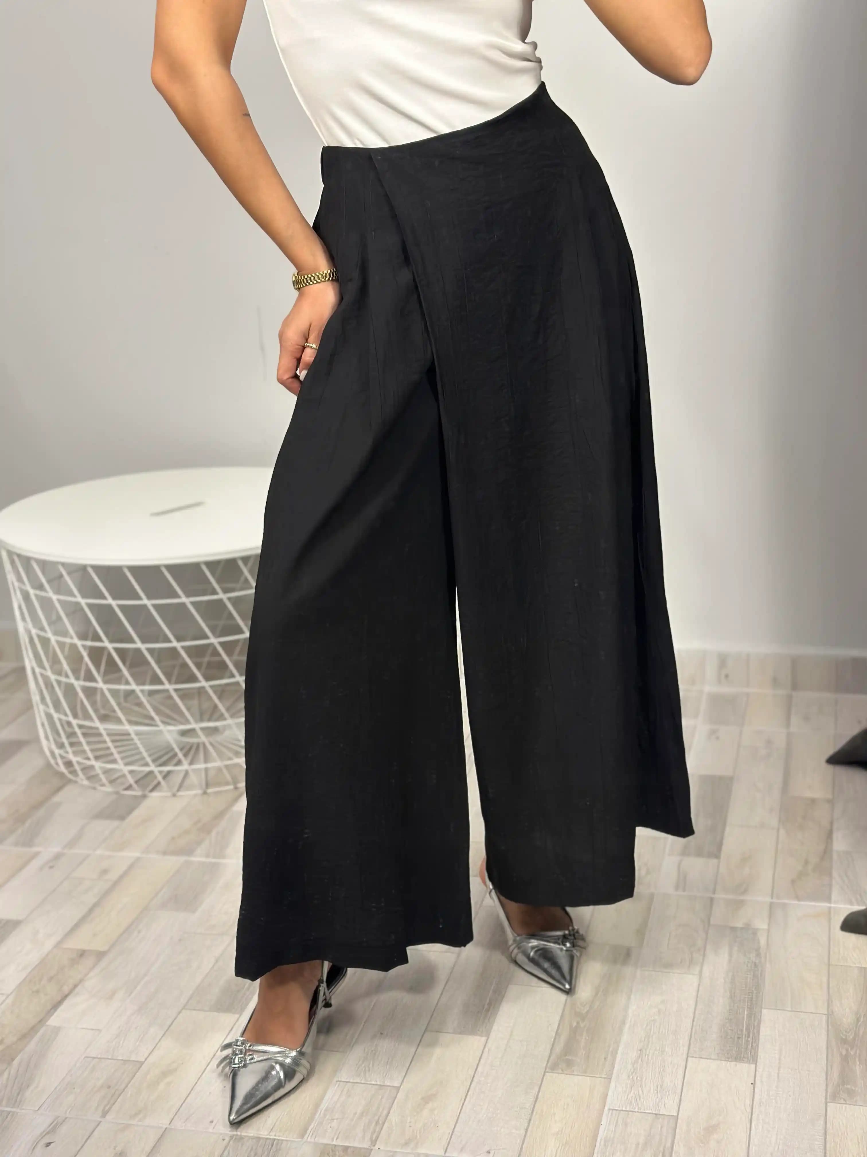 Pliseli Pantolonlar: Modern Stil ve Şıklık Sunan Moda Parçası