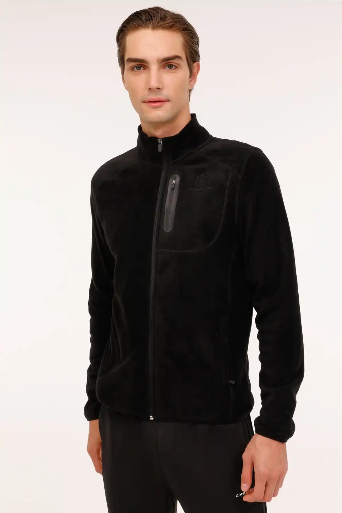 Polar Siyah Erkek Modasında Şıklık ve Fonksiyonelliğin Buluşması