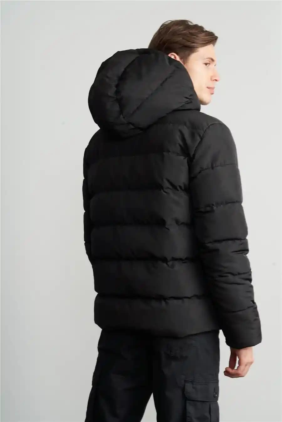 Polo Şişme Montlar: Kış Aylarında Şıklık ve Fonksiyonelliğin Bir Arada Sunumu