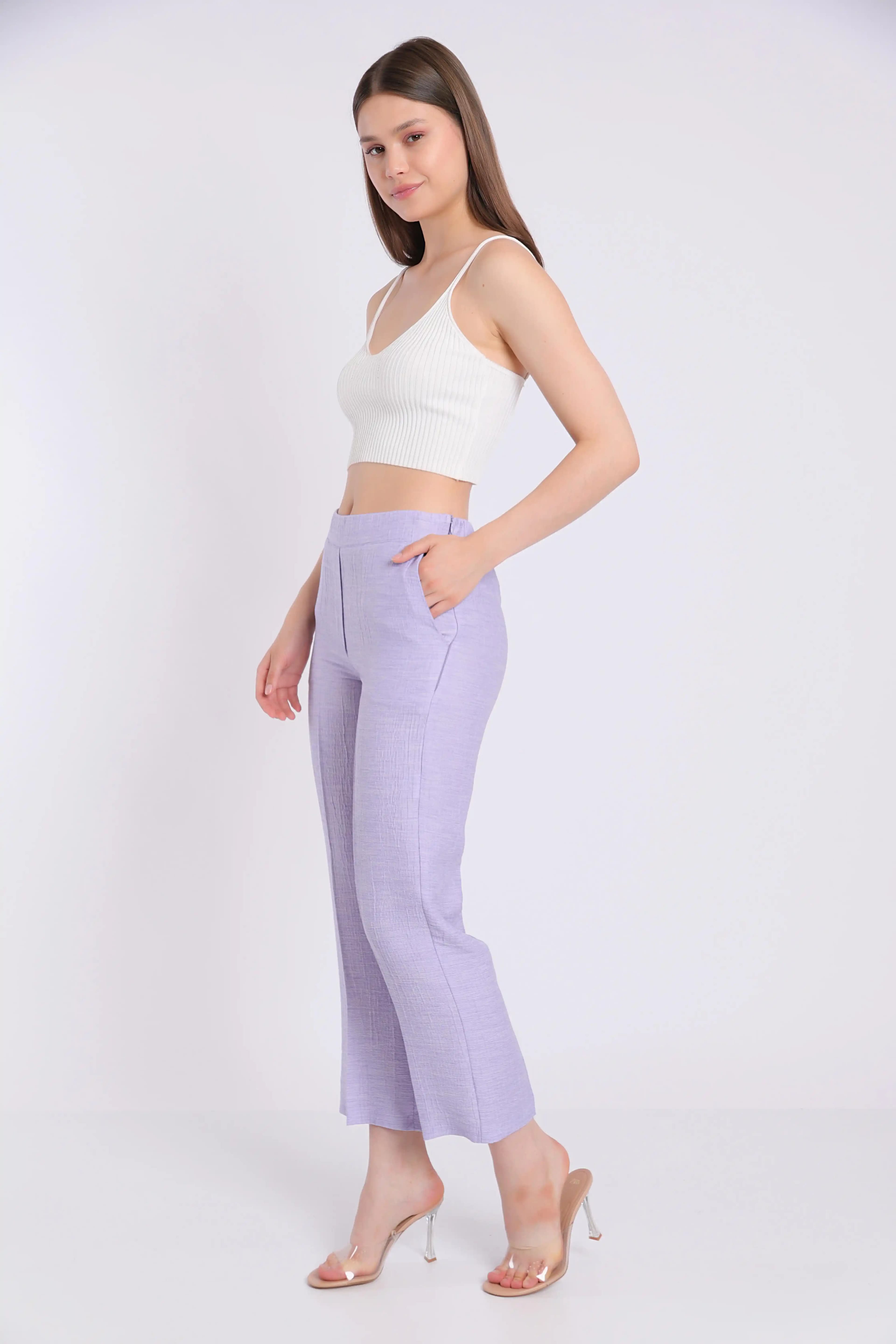 Polyester Kumaş Pantolonlar: Moda ve Dayanıklılığı Bir Arada Sunan Şık Seçenekler