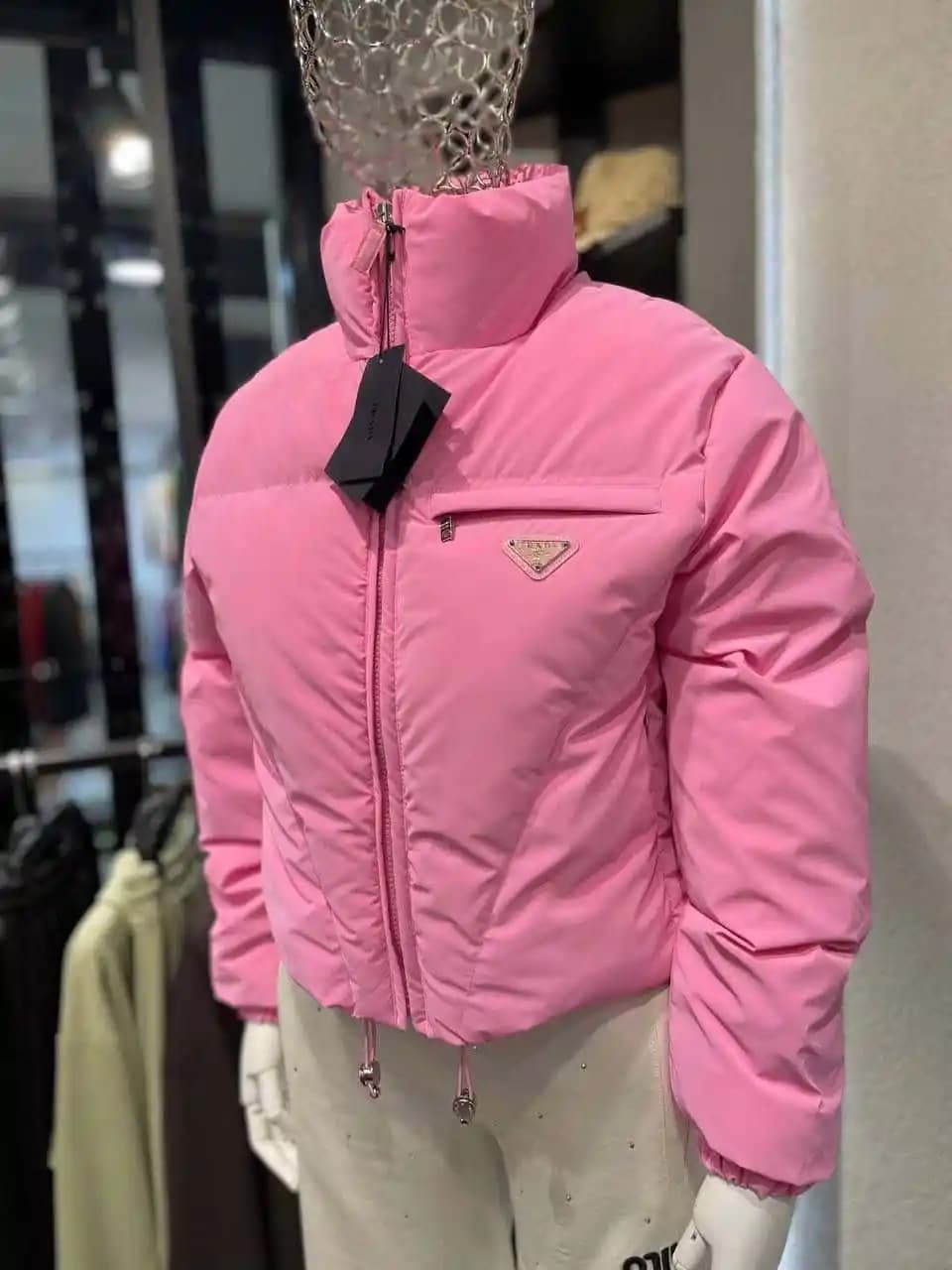 Prada Kadın Montları: Şıklık ve Kalitenin Buluştuğu Modern Tasarımlar ve Stil İpuçları