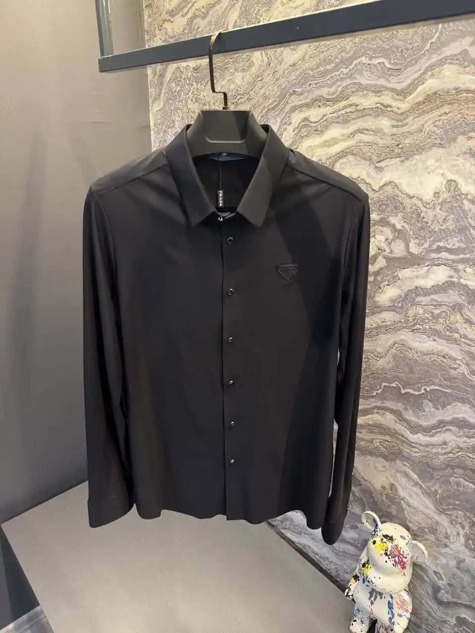 Prada Siyah Gömlekleriyle Şıklık ve Zarafetin En Güzel Temsilcisi