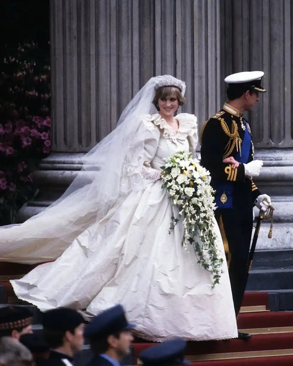 Prenses Diana'nın Moda İkonu Olarak Efsanevi Kıyafetleri ve Moda Dünyasına Etkisi