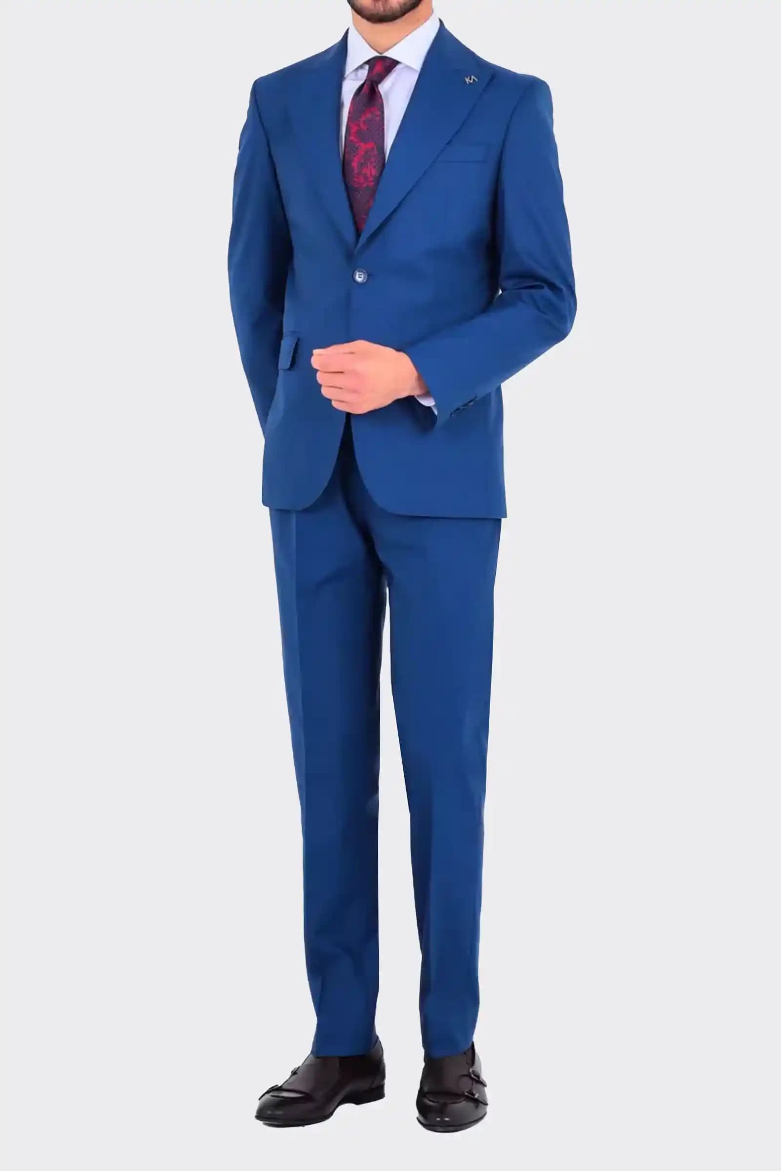 Protokol Mavisi Takım Elbise: Resmi ve Günlük Şıklığın Zarif Tercihi