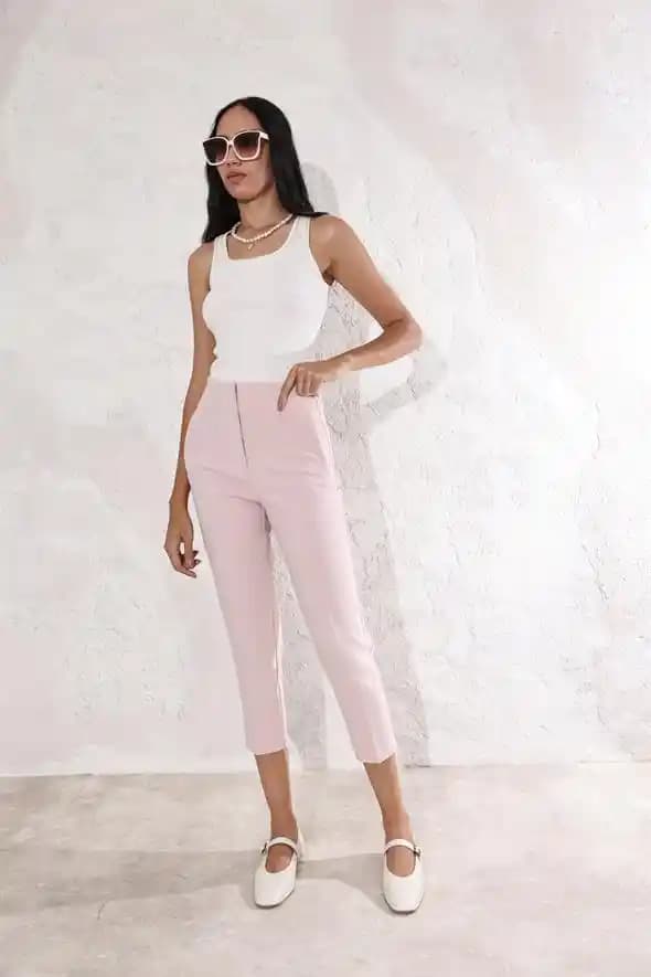 Pudra Pantolon Nedir ve 2024 Moda Trendleriyle Kombinasyon İpuçları