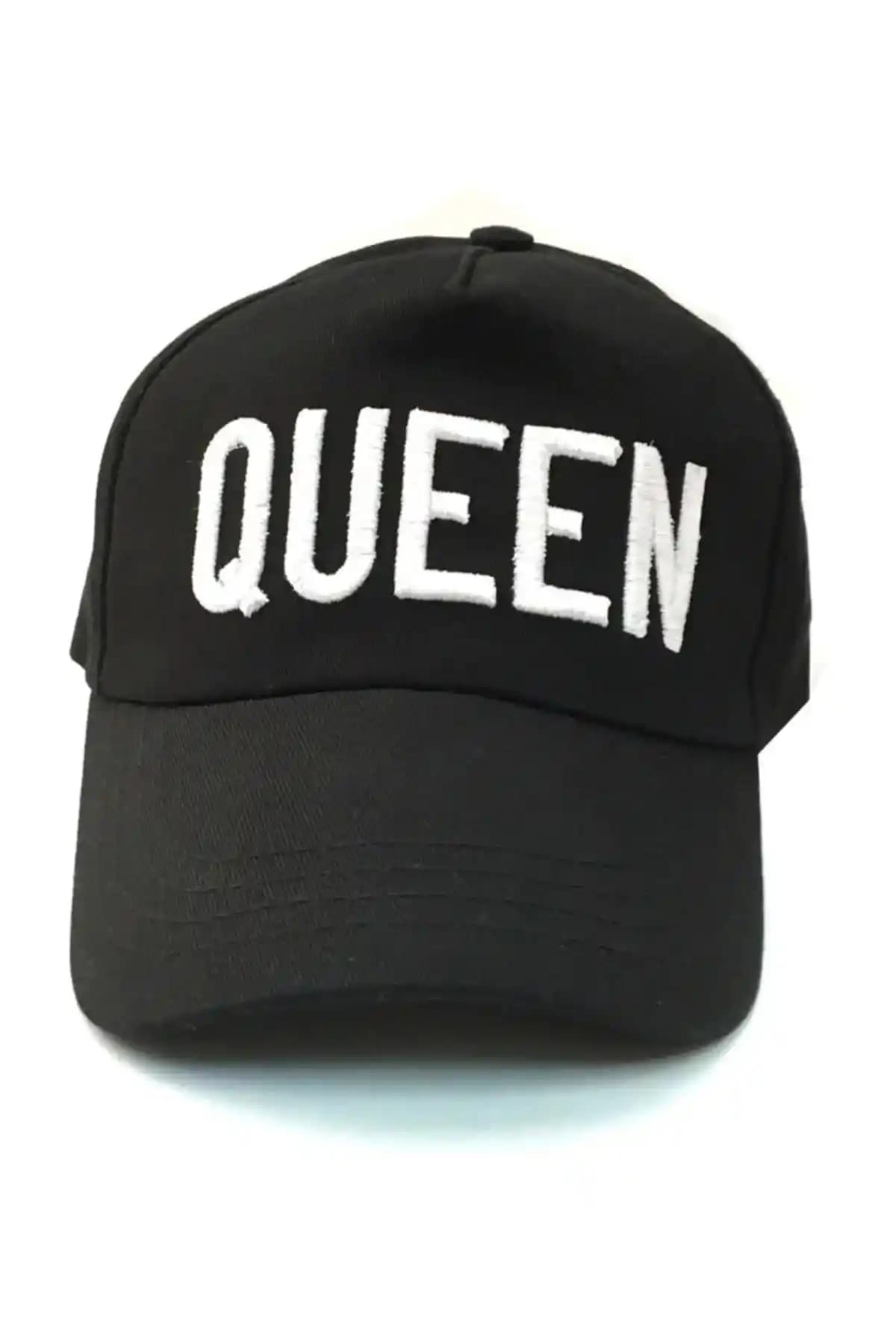 Queen Şapka: Kraliyet Kökenlerinden Günümüz Modasına Zamansız Bir Aksesuar