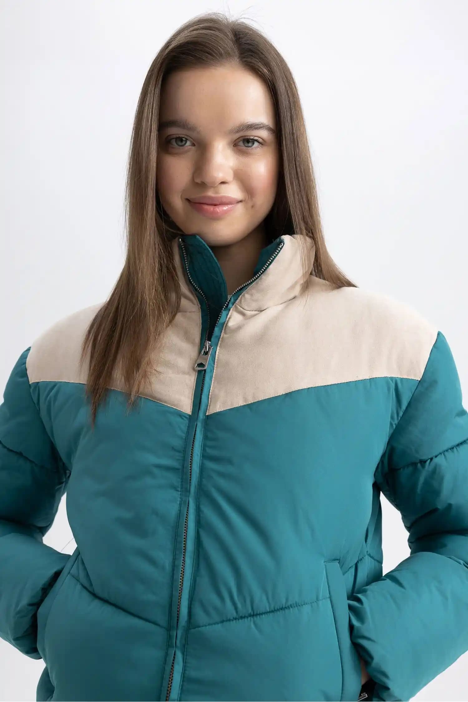 Renk Bloklu Montlar: Moda Dünyasında Cesur ve Şık Bir Seçenek