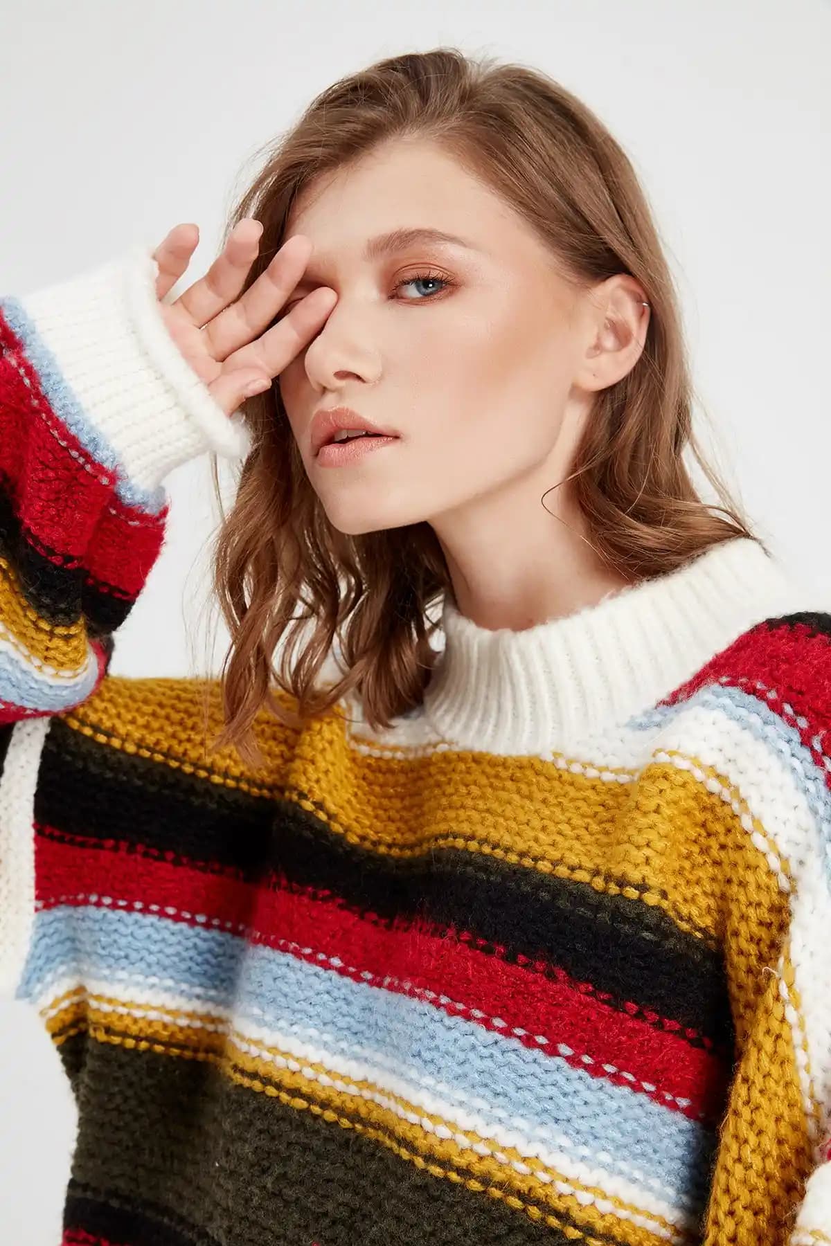 Renkli Çizgili Kazaklar: Moda Dünyasında Kendini İfade Etmenin En Renkli Yolu