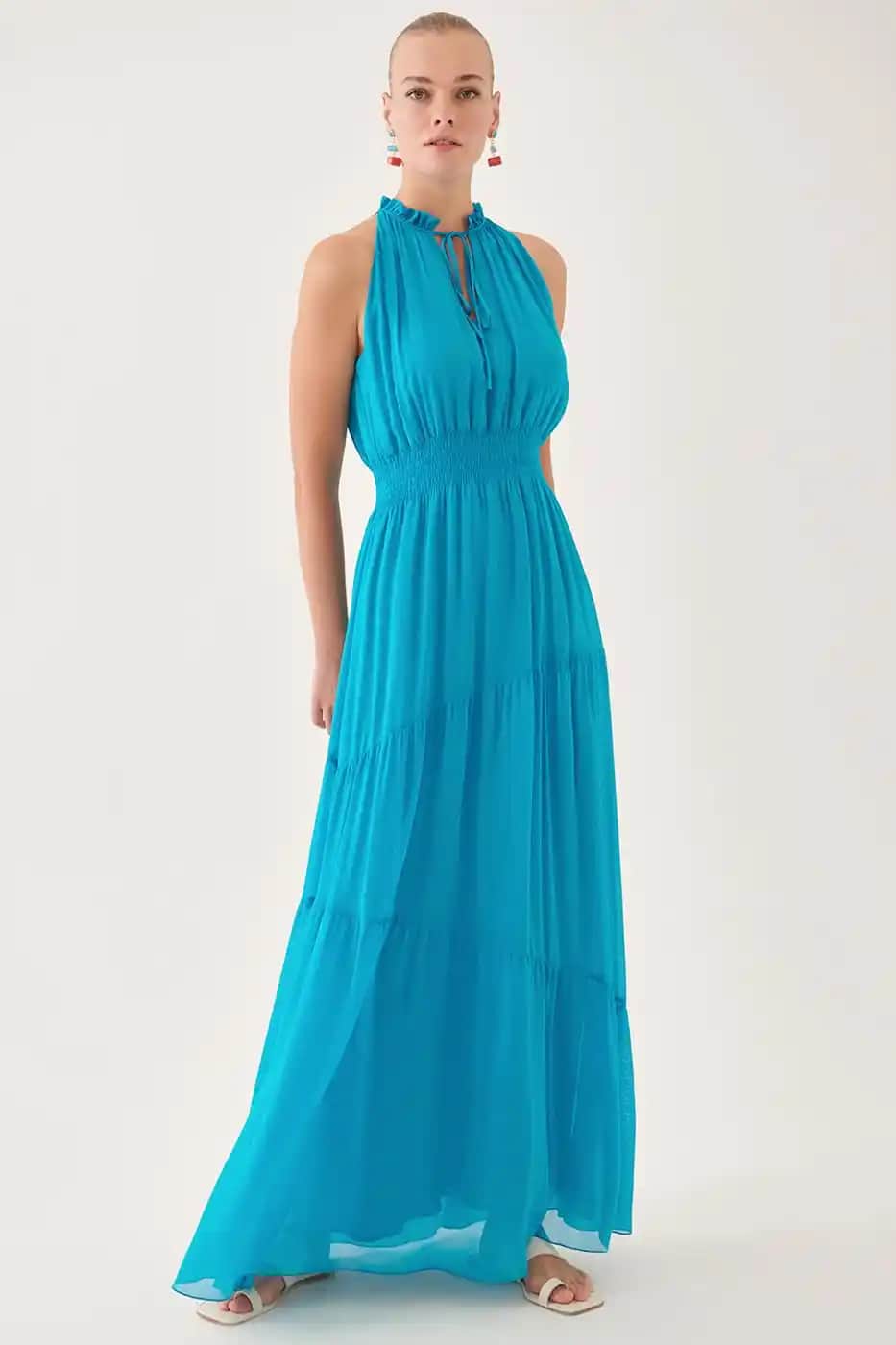 Renkli Elbiselerle Moda Trendleri ve Kombinasyon Önerileri 2023