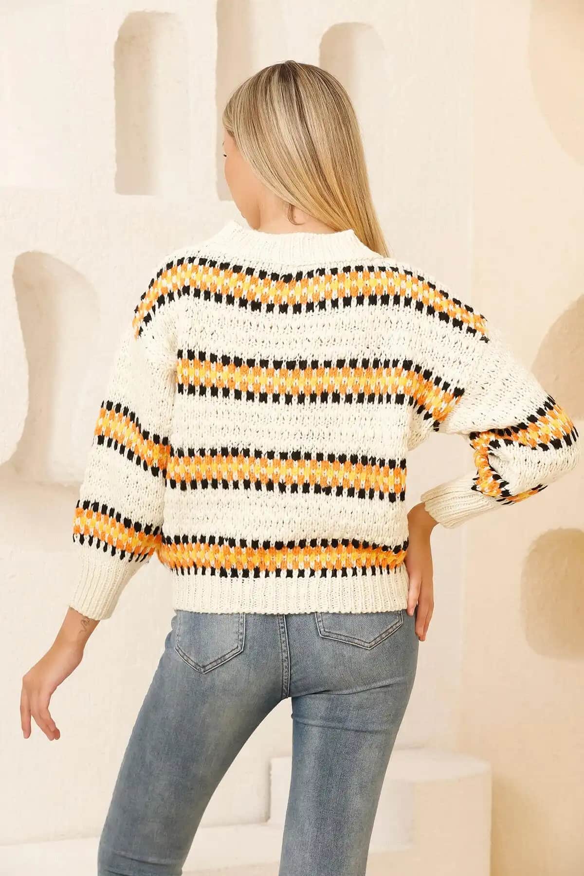 Renkli Kazaklar ile Kış Aylarında Şıklık ve Sıcaklık Yaratma Rehberi