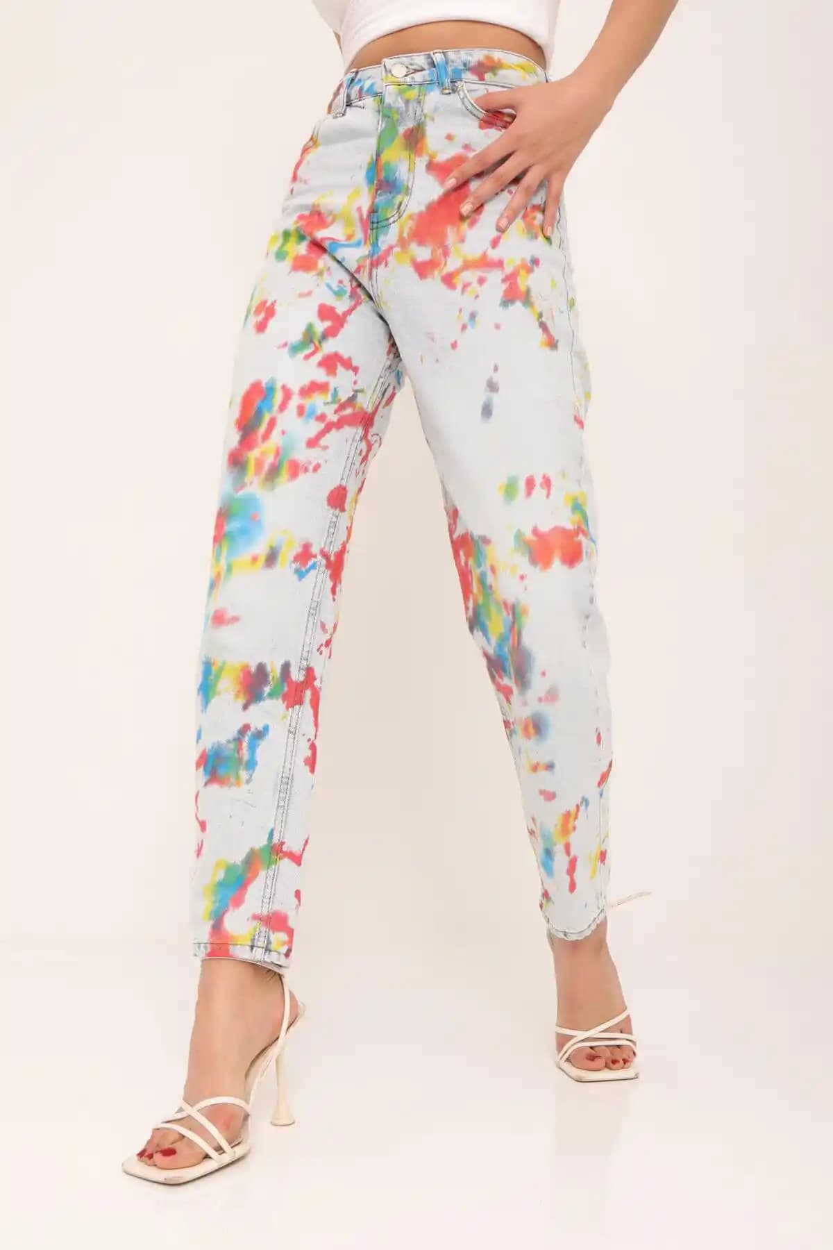 Renkli Kotlar Moda Dünyasında Canlı ve Şık Bir Trend Analizi