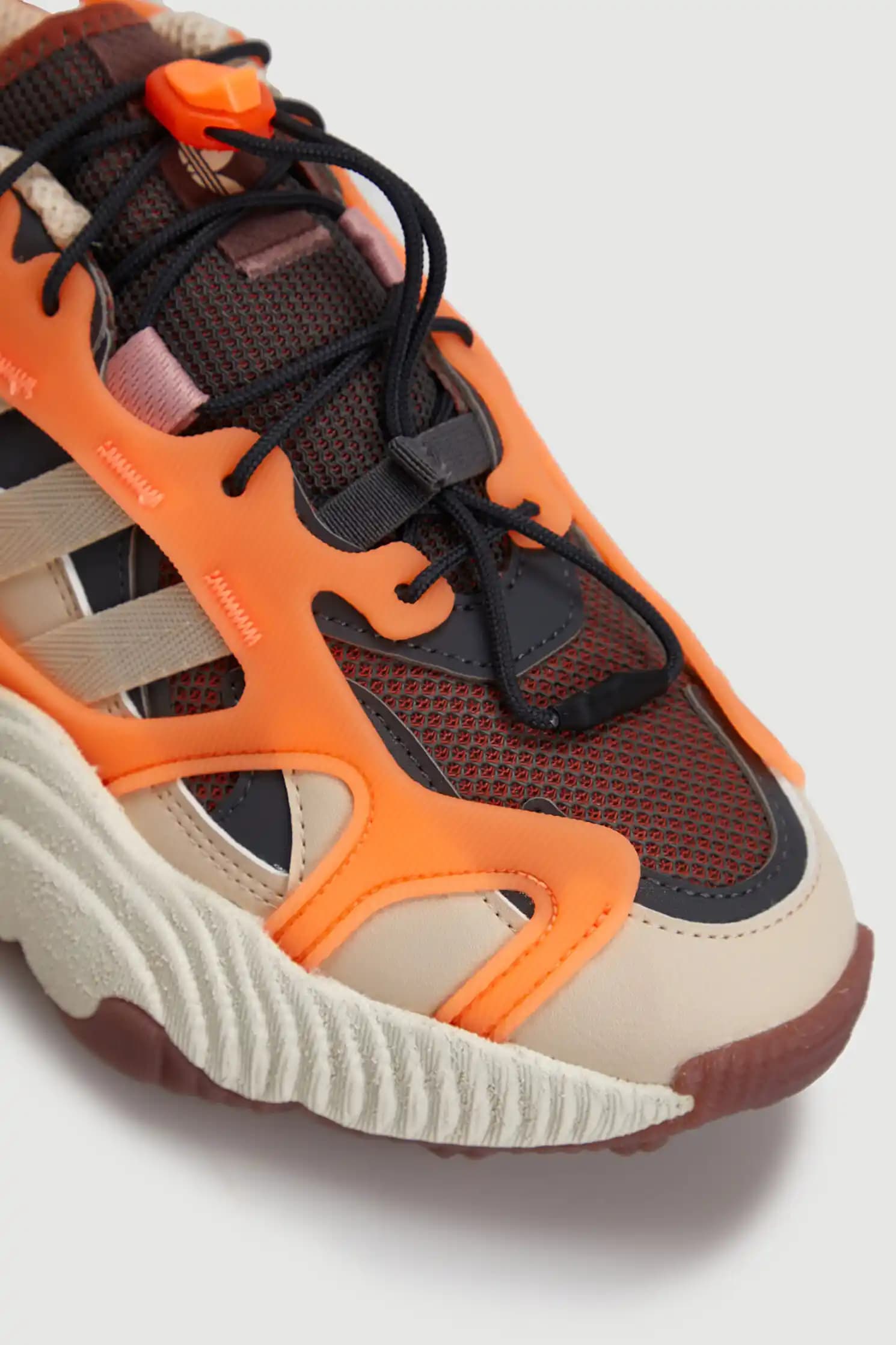 Renkli Spor Ayakkabılar Moda ve Stil İçin Enerjik Bir Seçenek