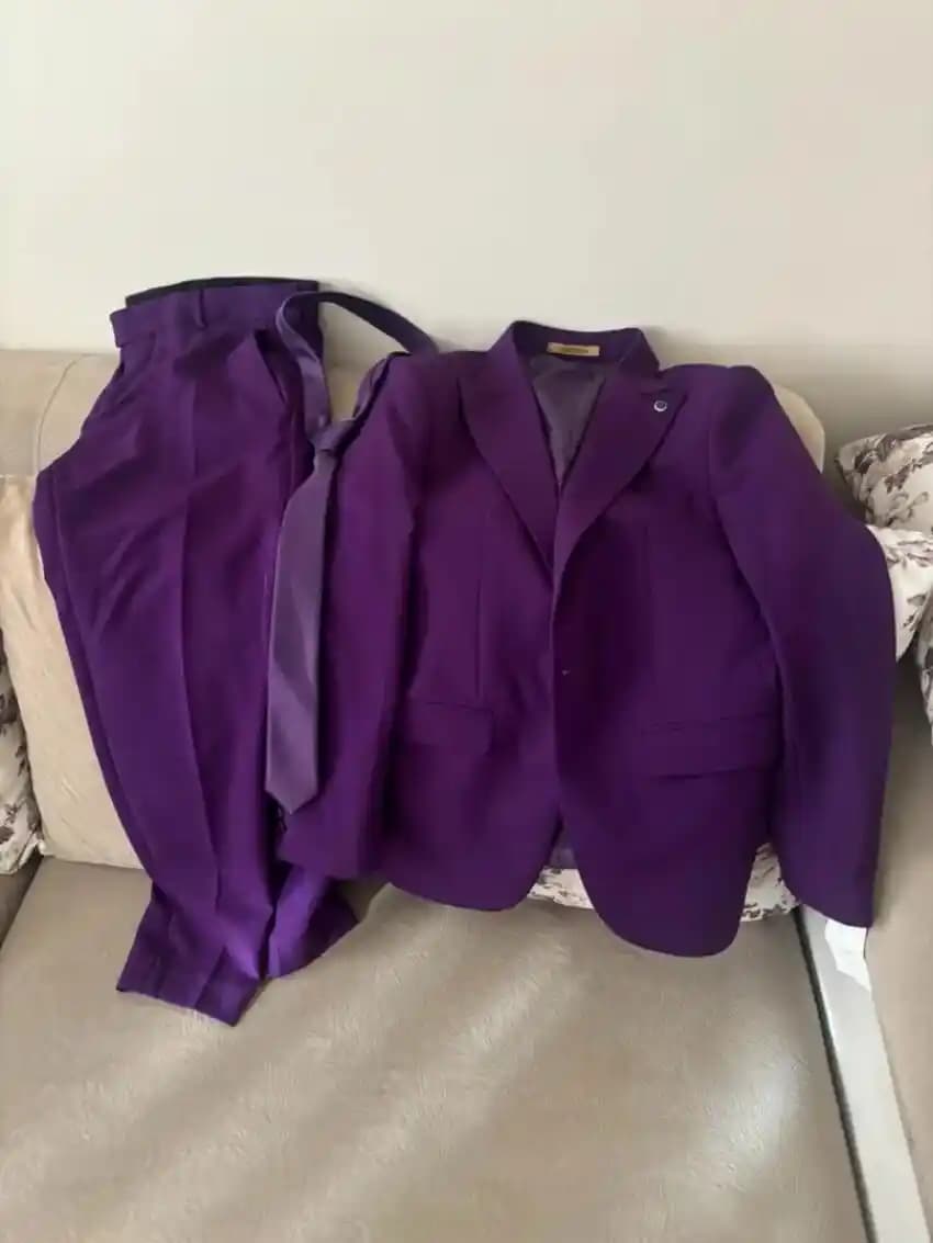 Renkli Takım Elbise Trendleri ve Stil İpuçları Moda Dünyasında Cesur ve Şık Bir Adam