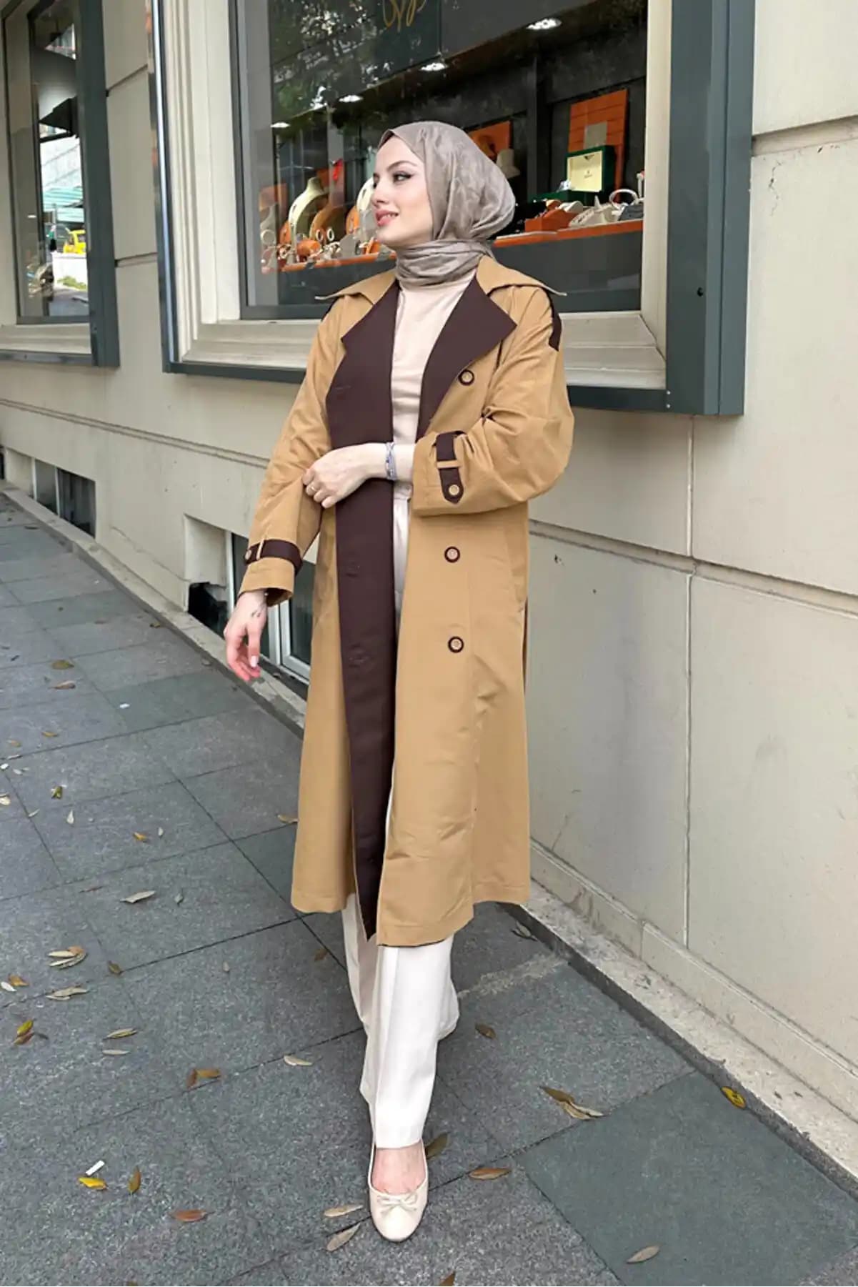 Renkli Trençkotlar Moda Dünyasında Çift Renkli Şıklık ve Stil İpuçları