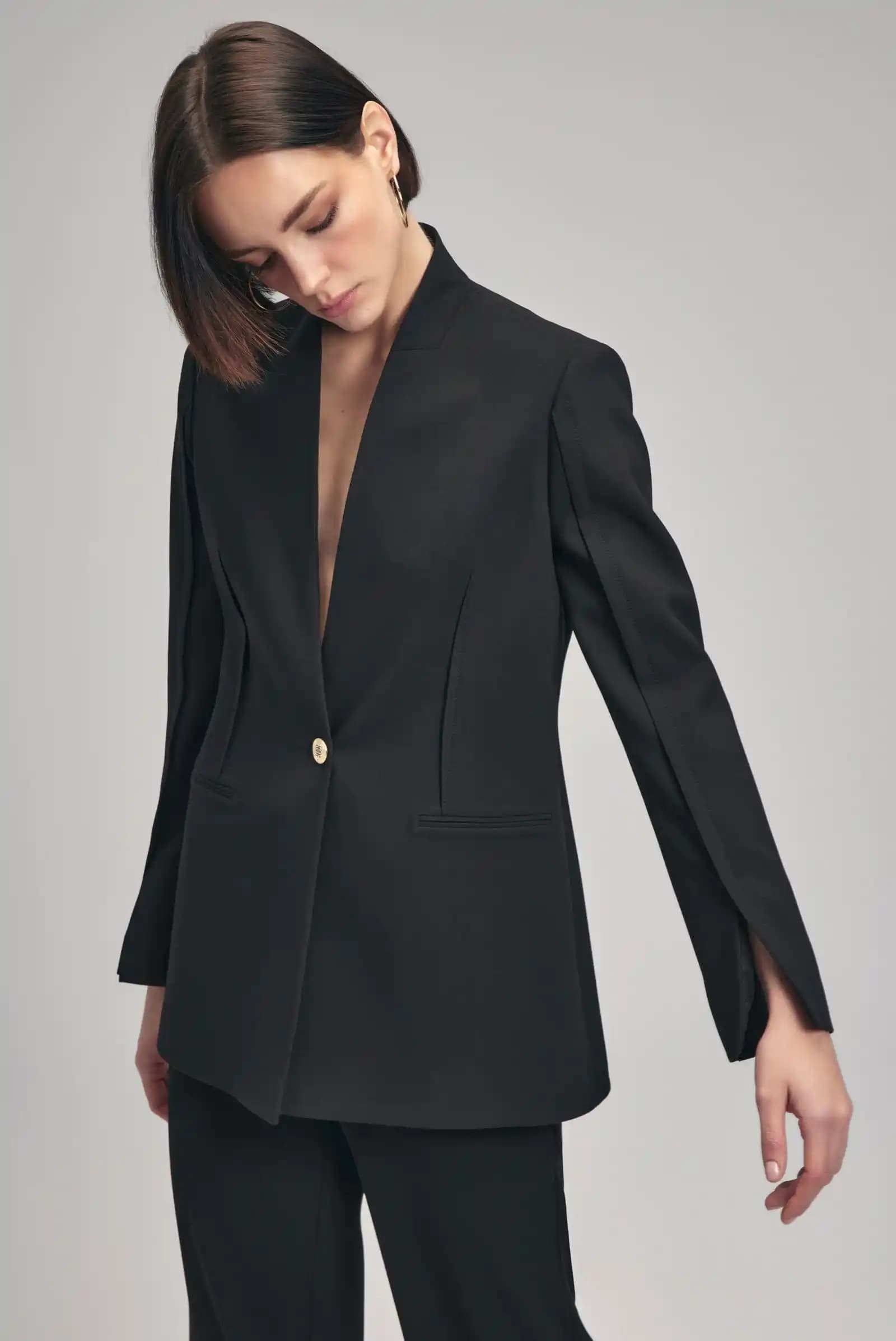 Resmi Davetlerde Erkekler İçin Yırtmaçlı Ceketlerin Modern ve Şık Kullanımı