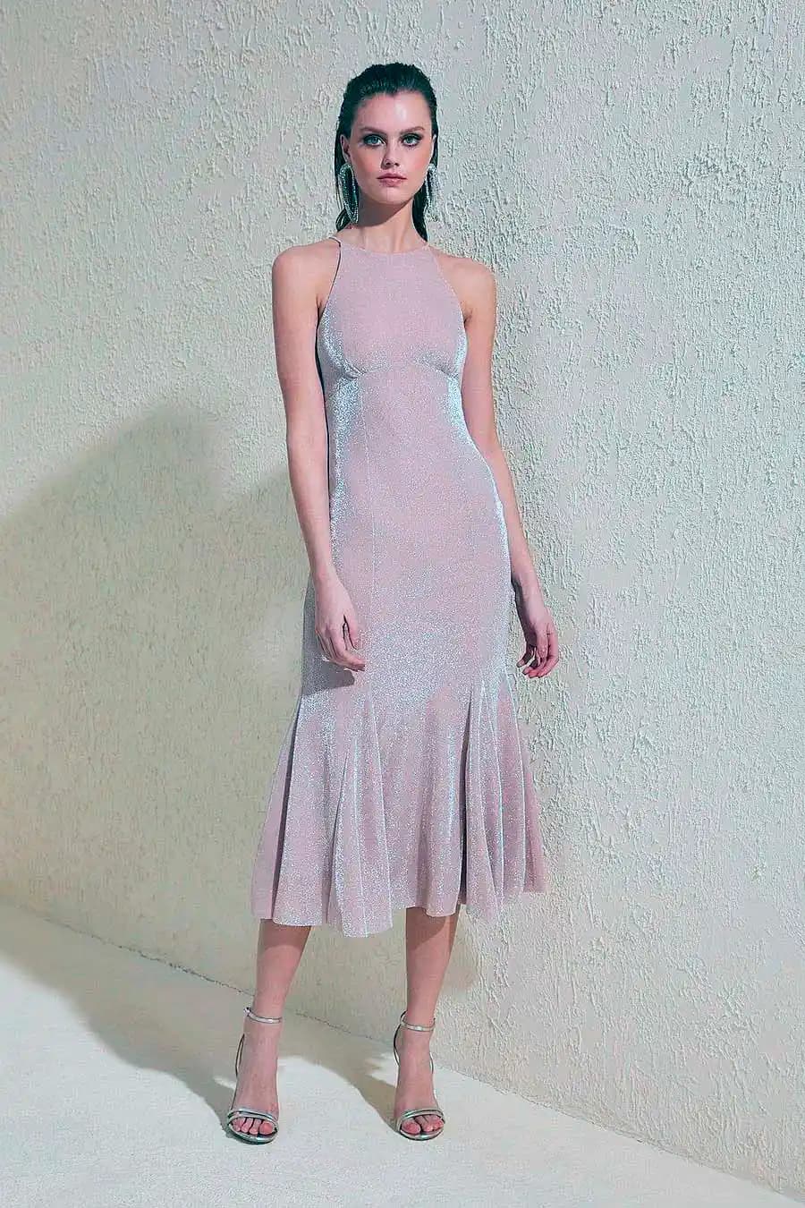 Sade İsteme Elbisesi: Minimalist Şıklık ve Moda Trendlerine Uygun Seçenekler