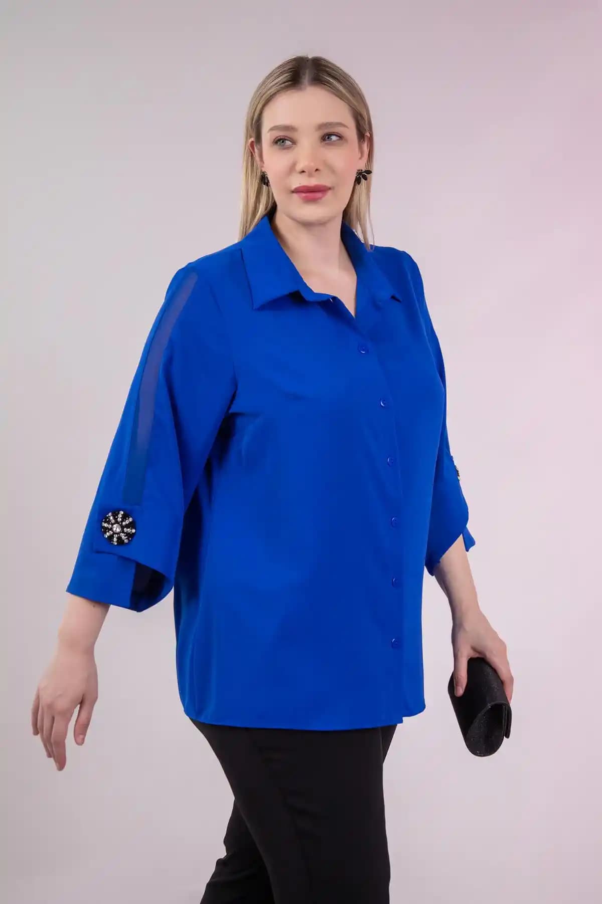 Saks Gömlekleri: Moda Dünyasında Zamansız Şıklığın ve Çok Yönlülüğün Simgesi