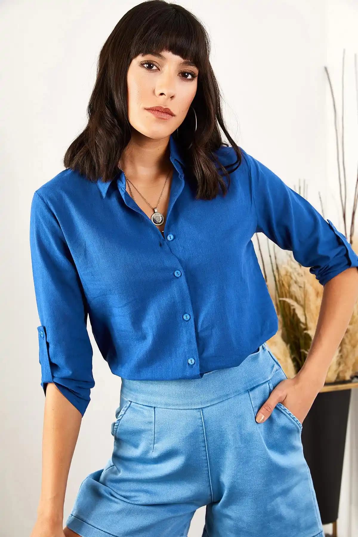 Saks Mavi Keten Gömlek ile Şıklık ve Doğallığın Modern Buluşması