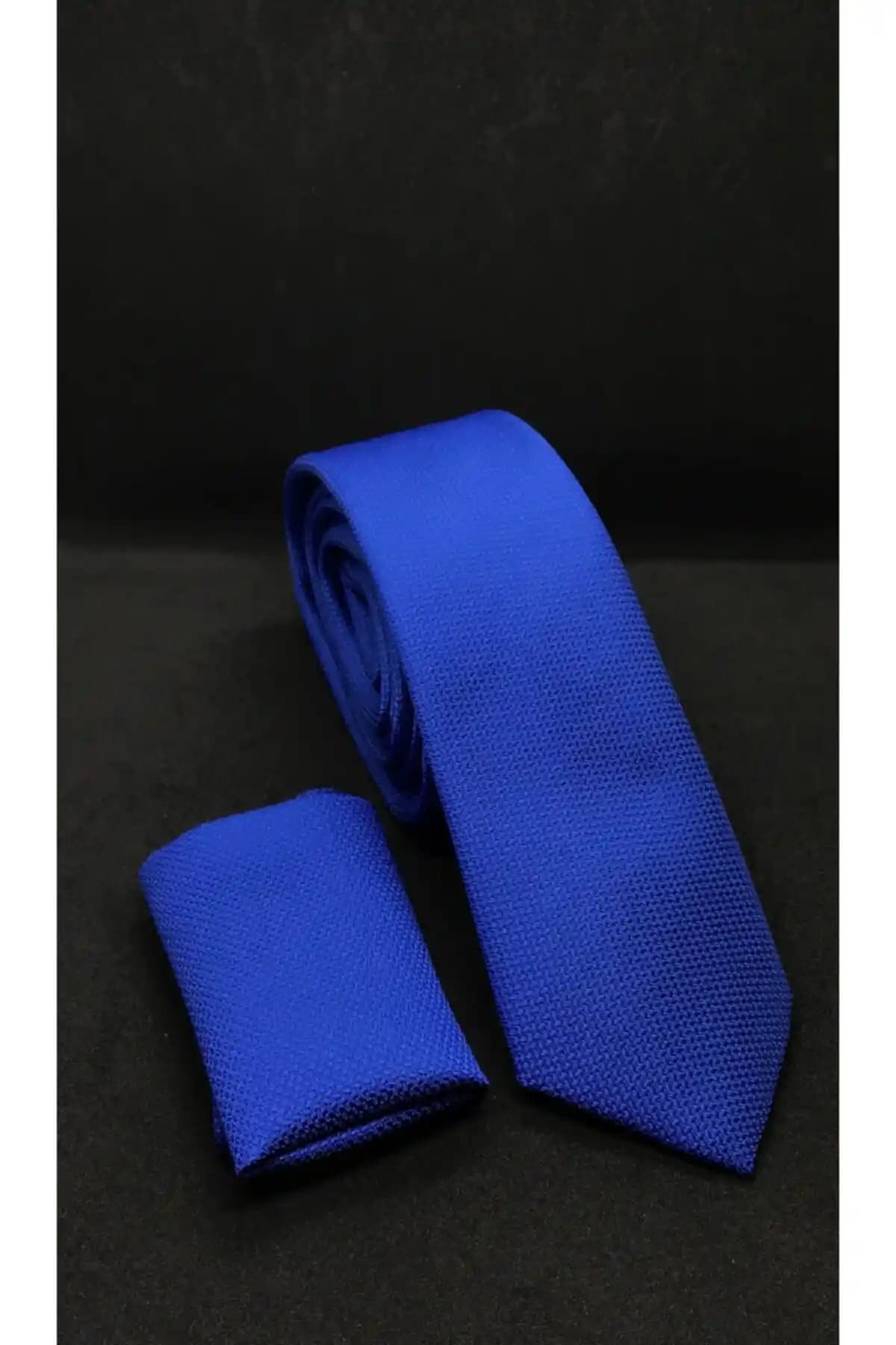 Saks Mavisi Kravat: Moda Trendleri ve Kombinasyon İpuçlarıyla Şıklık Yaratın