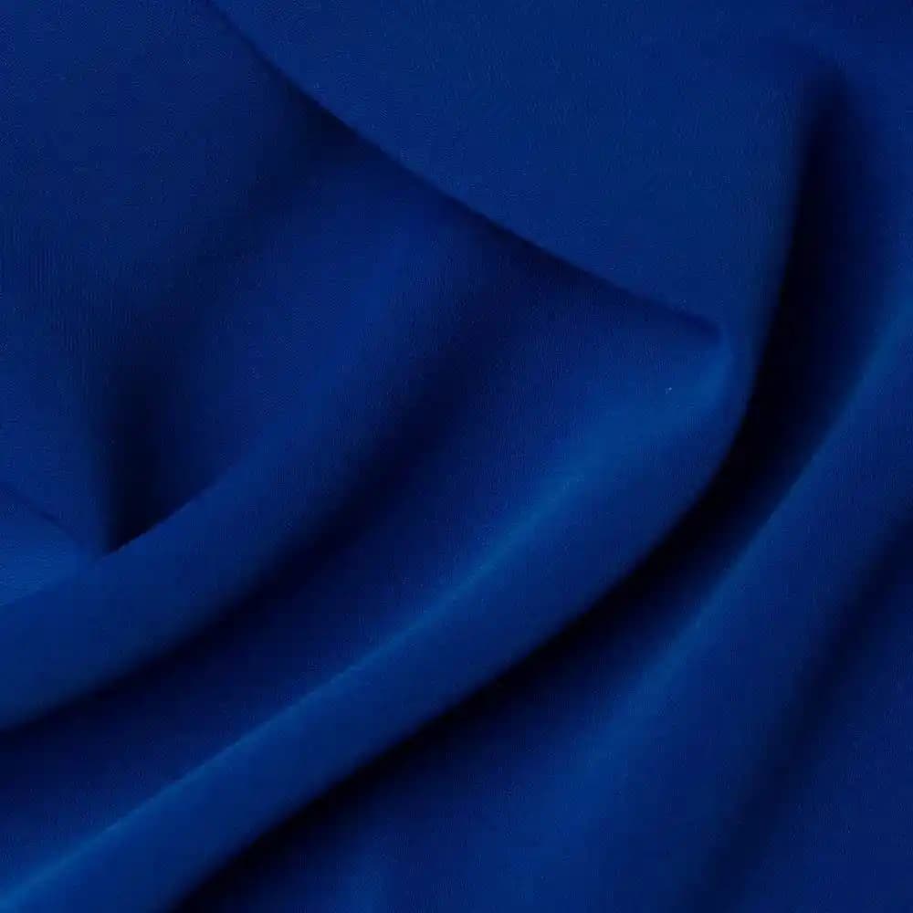 Saks Mavisi Kumaşın Moda Dünyasındaki Yeri ve Stil Önerileri