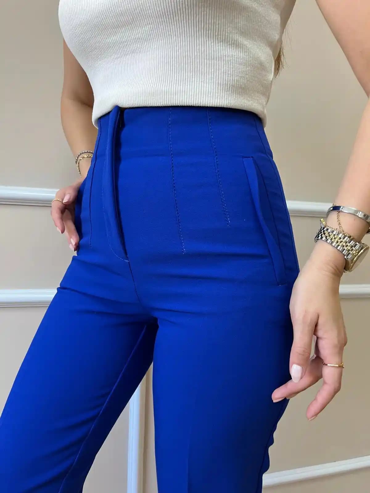 Saks Mavisi Pantolon: Moda Trendleri ve Kombinasyon İpuçlarıyla Şıklık Yaratın