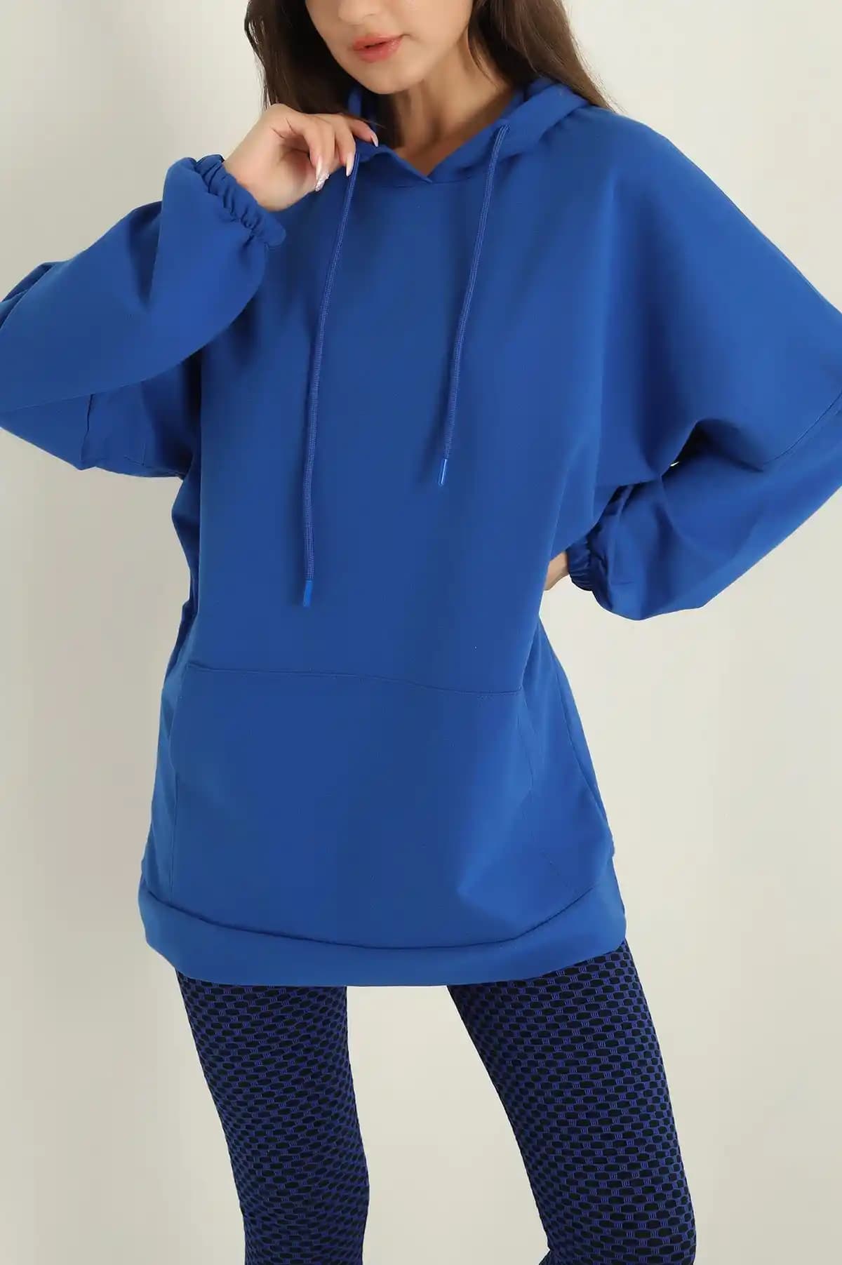 Saks Mavisi Sweat Modada Şıklık ve Konforun Buluştuğu Trend Parça