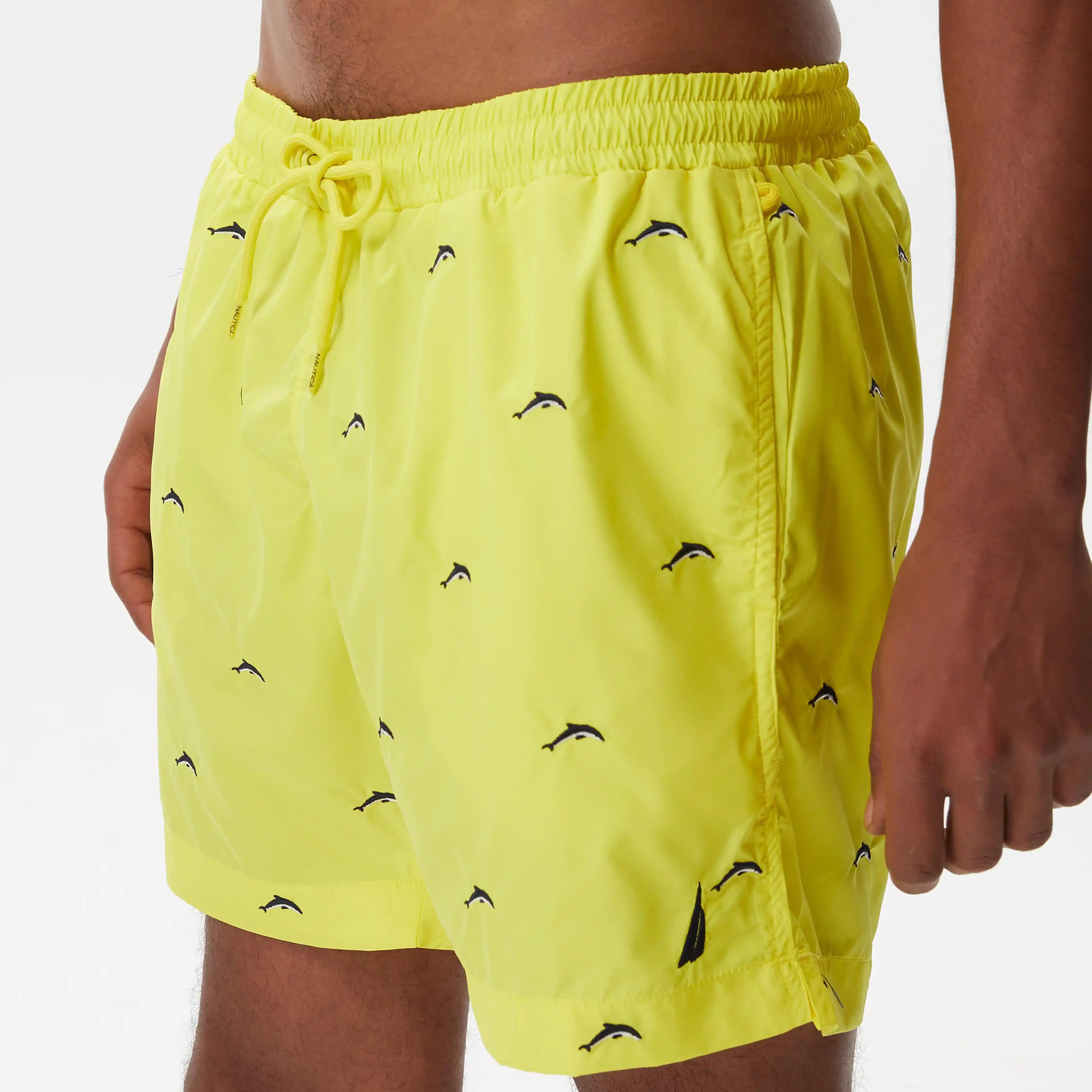 Sarı Deniz Şortu ile Yazın Canlı ve Şık Görünüm Yaratma Rehberi