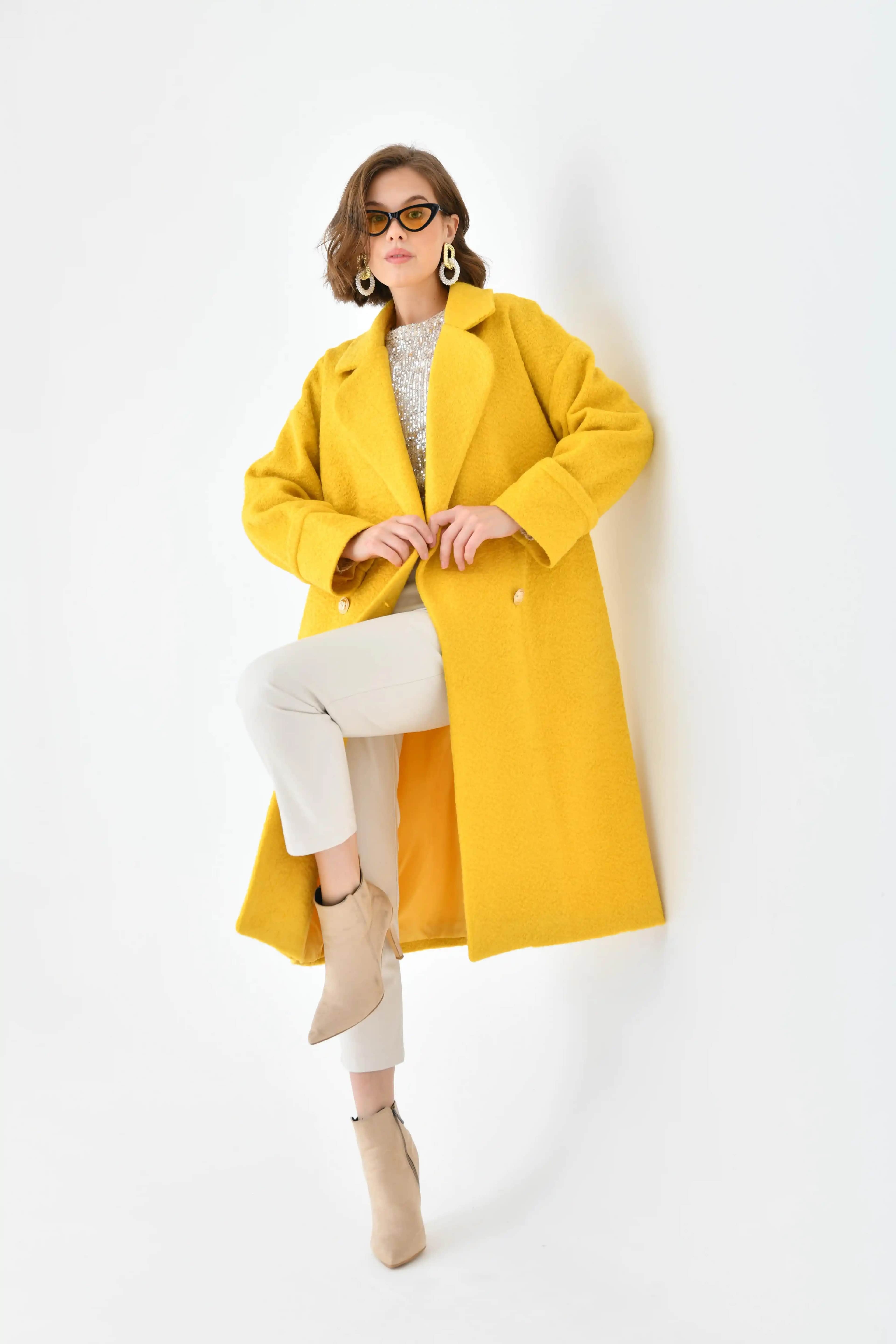 Sarı Kaşe Kaban ile Kışa Renk ve Şıklık Katmanın Modern Yolları