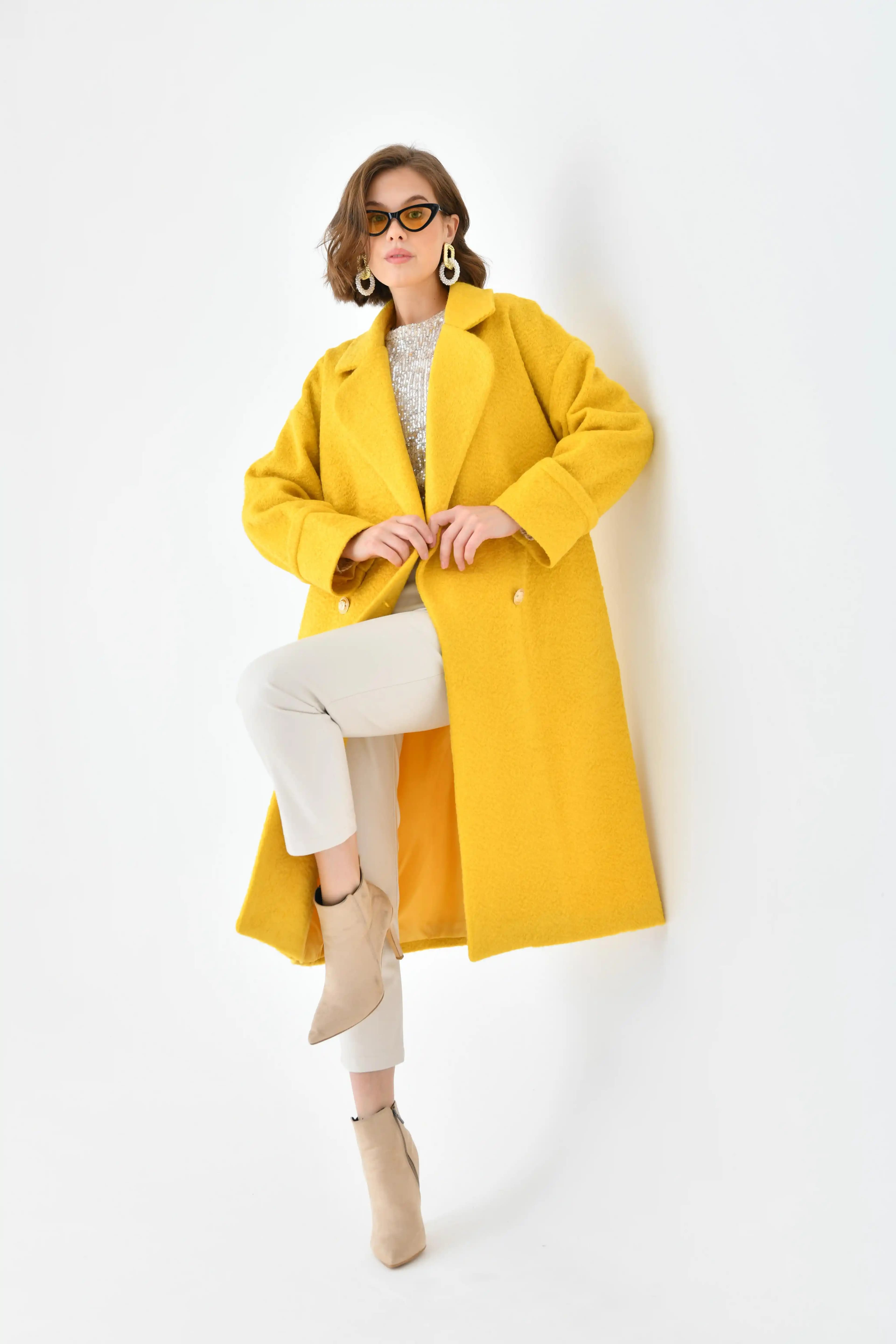 Sarı Kaşe Kaban ile Kışa Renk ve Şıklık Katmanın Modern Yolları