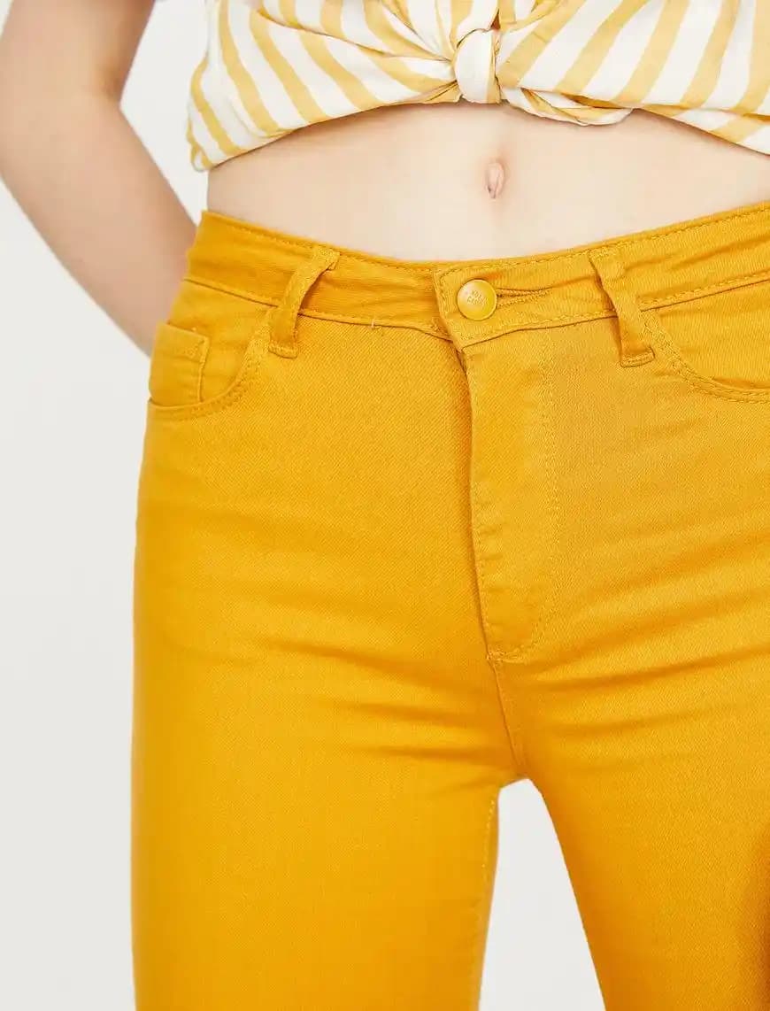 Sarı Kot Pantolonlar: Moda Trendleri, Kombinasyon Önerileri ve Stil İpuçları