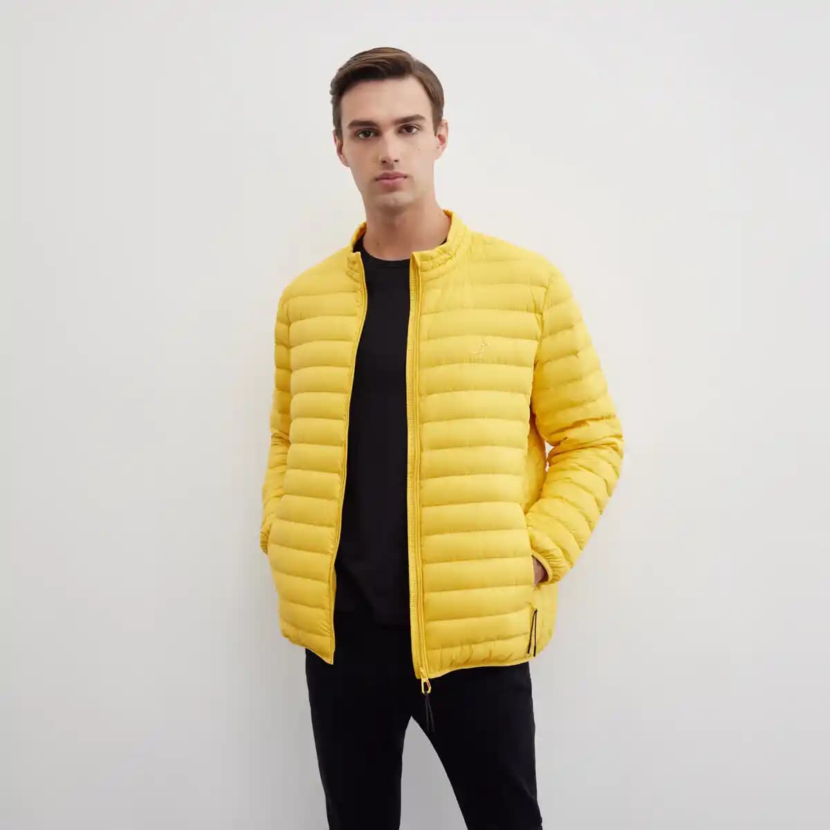 Sarı Mont Modada Popülerlik Kazanan Canlı ve Şık Bir Kış Parçası